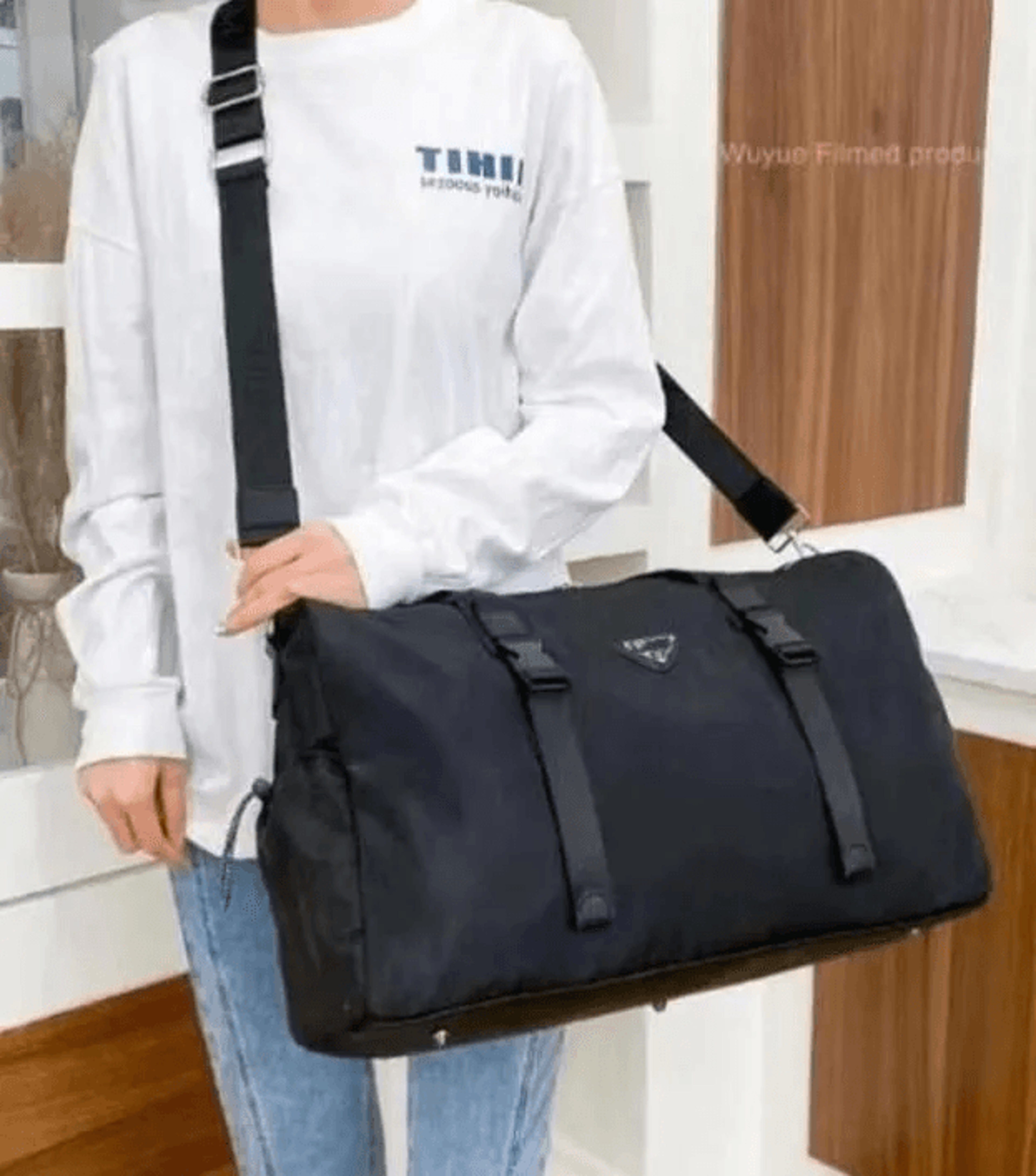 Large Capacity Gym Duffel Bag With WaterResistant Polyester 2