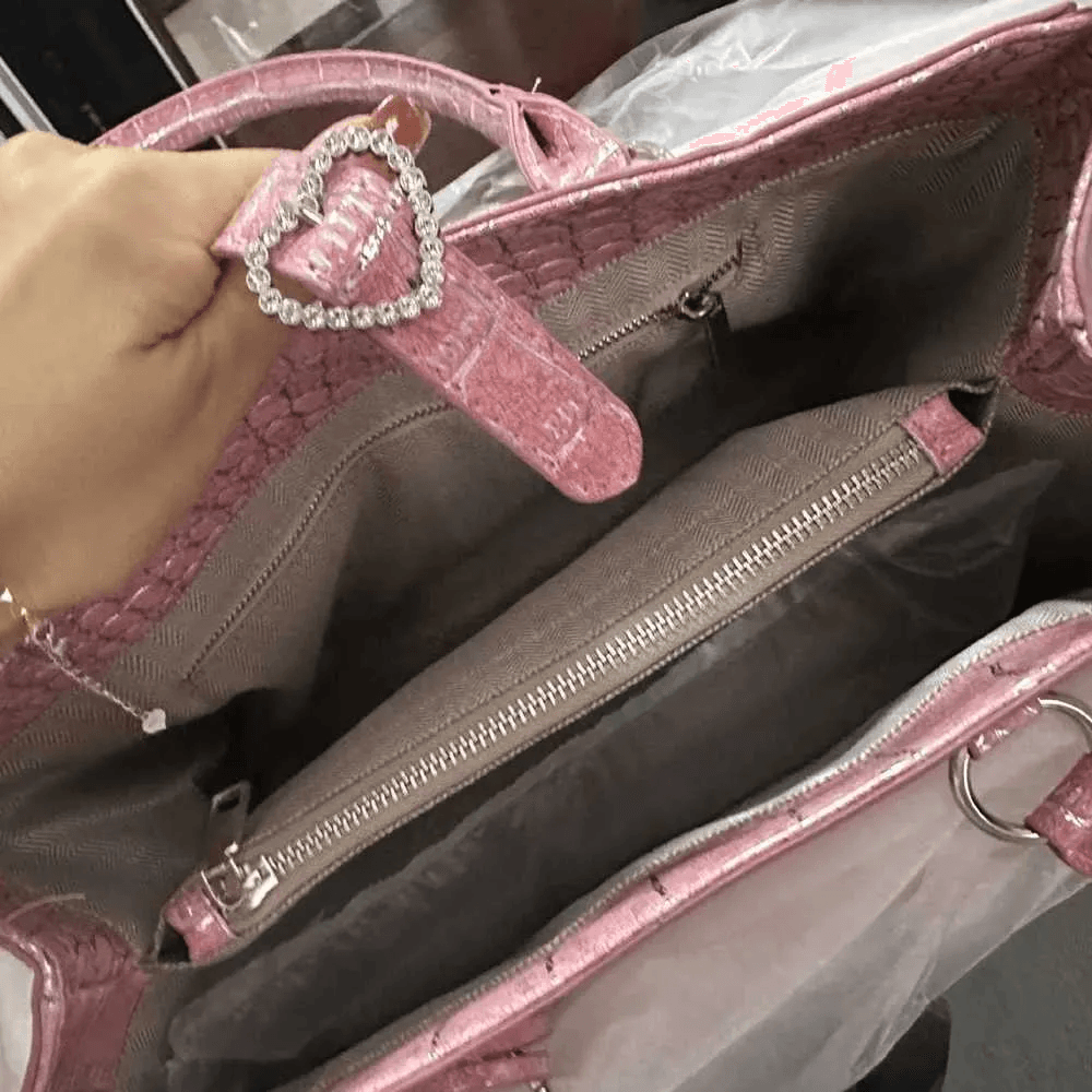 Crocodile Pattern Shoulder Handbag With Rivets And Heart Pendants 1