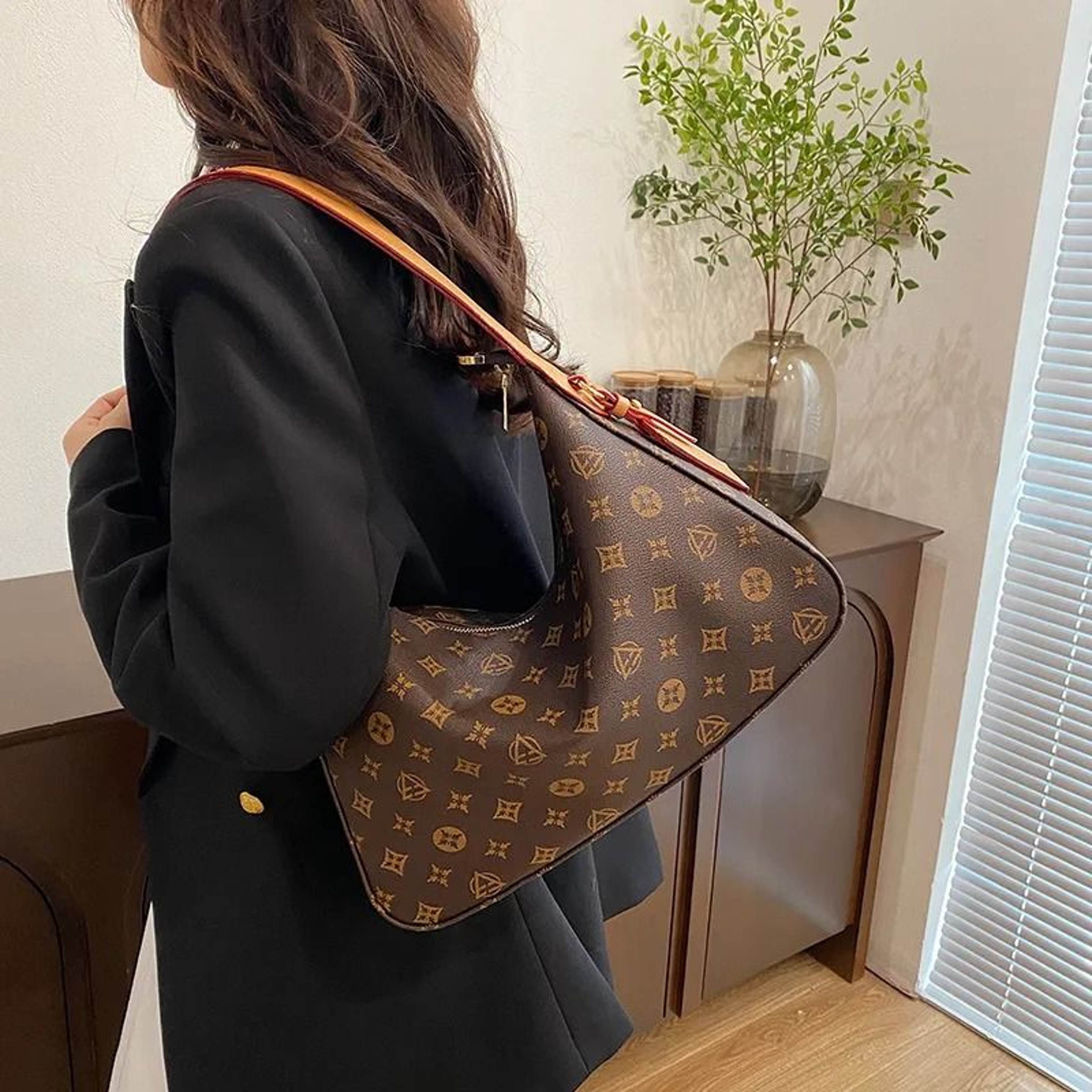 Womens Large Capacity Crossbody Tote Bag With Adjustable Strap And Magnetic Flap 1