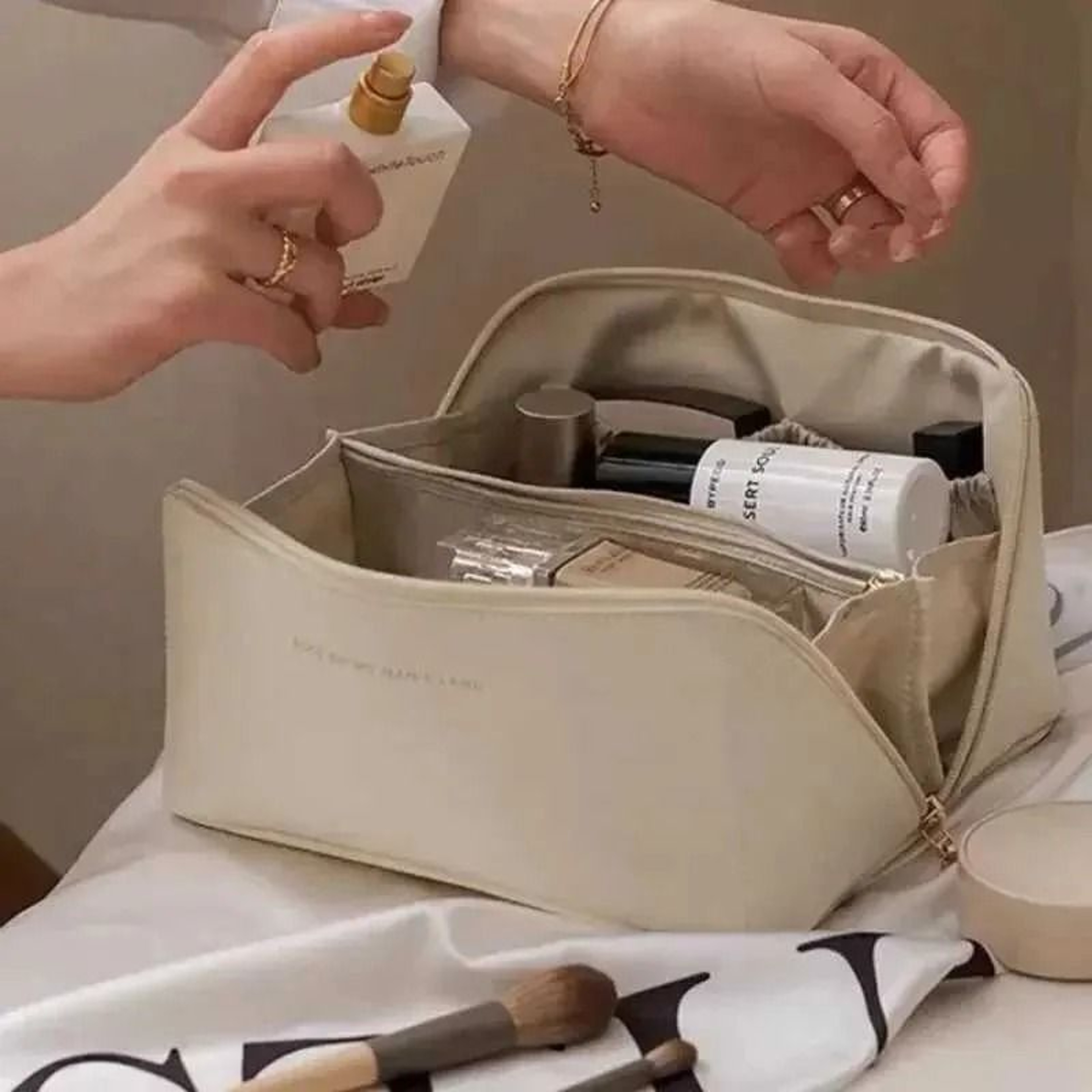 Large Capacity PU Leather Travel Makeup Bag And Waterproof Cosmetic Organizer 0