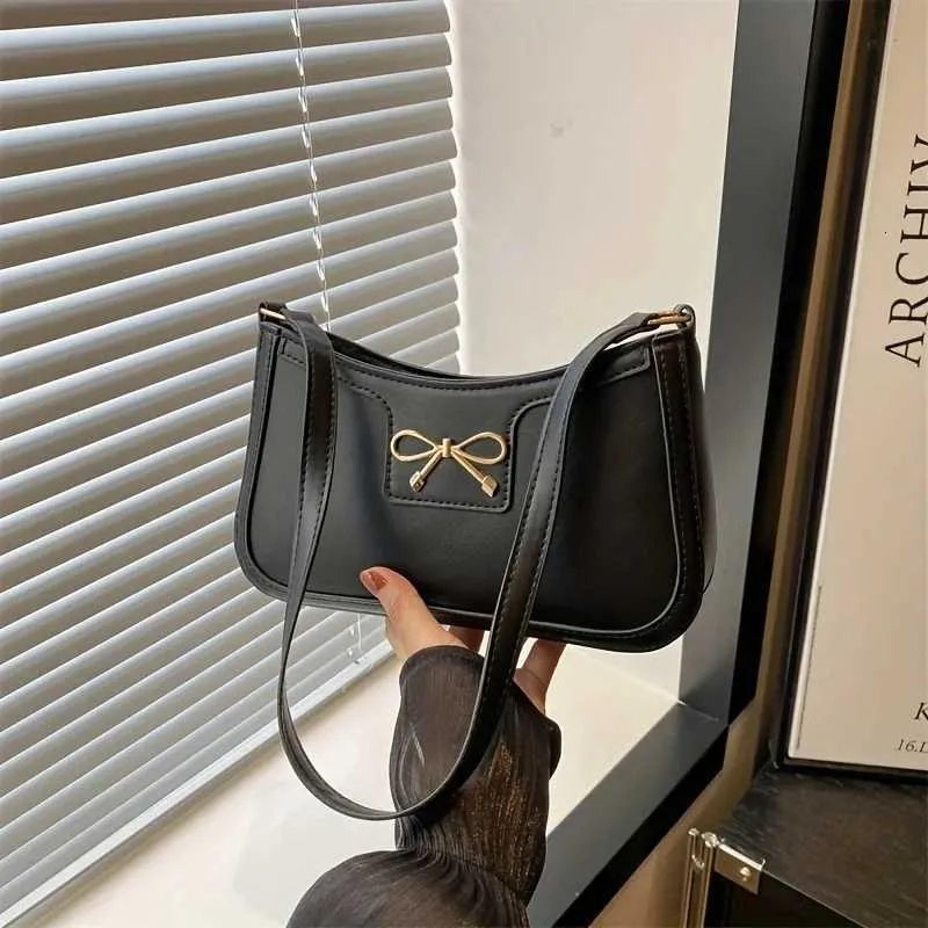 Women PU Leather Shoulder Bag With Zipper Closure And Pockets 1