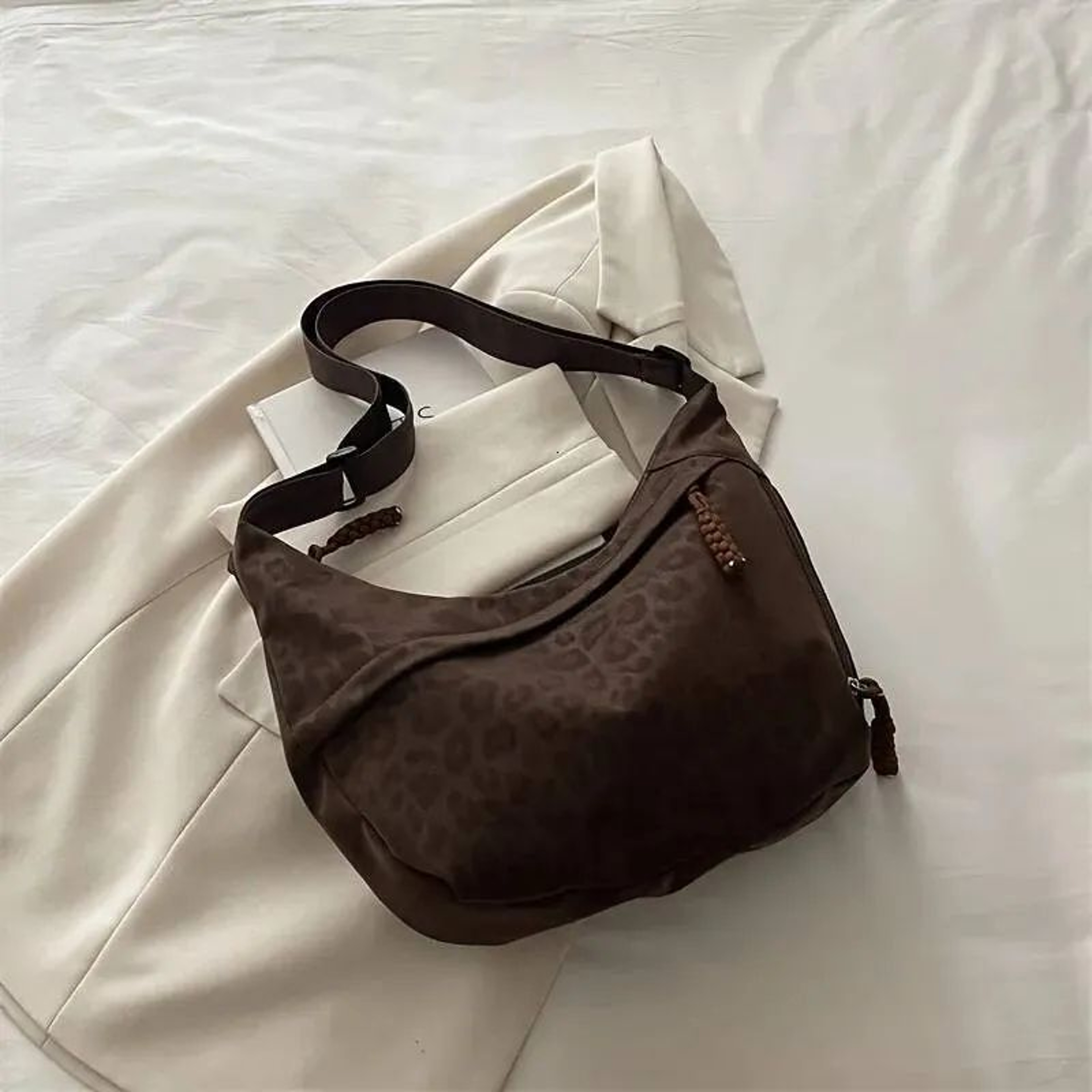 Crossbody Bag For Women With Adjustable Strap And Zipper Pocket 2