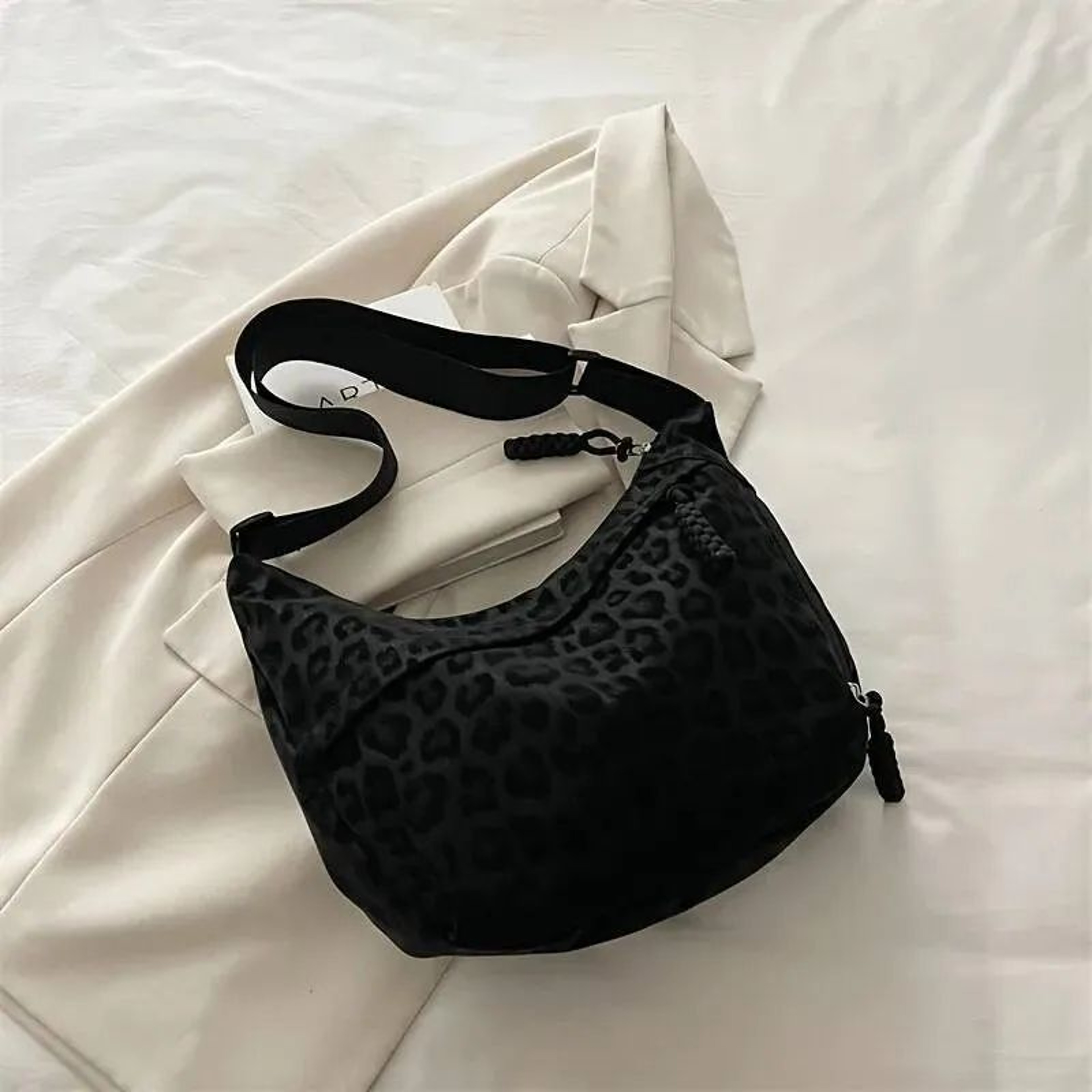 Crossbody Bag For Women With Adjustable Strap And Zipper Pocket 1