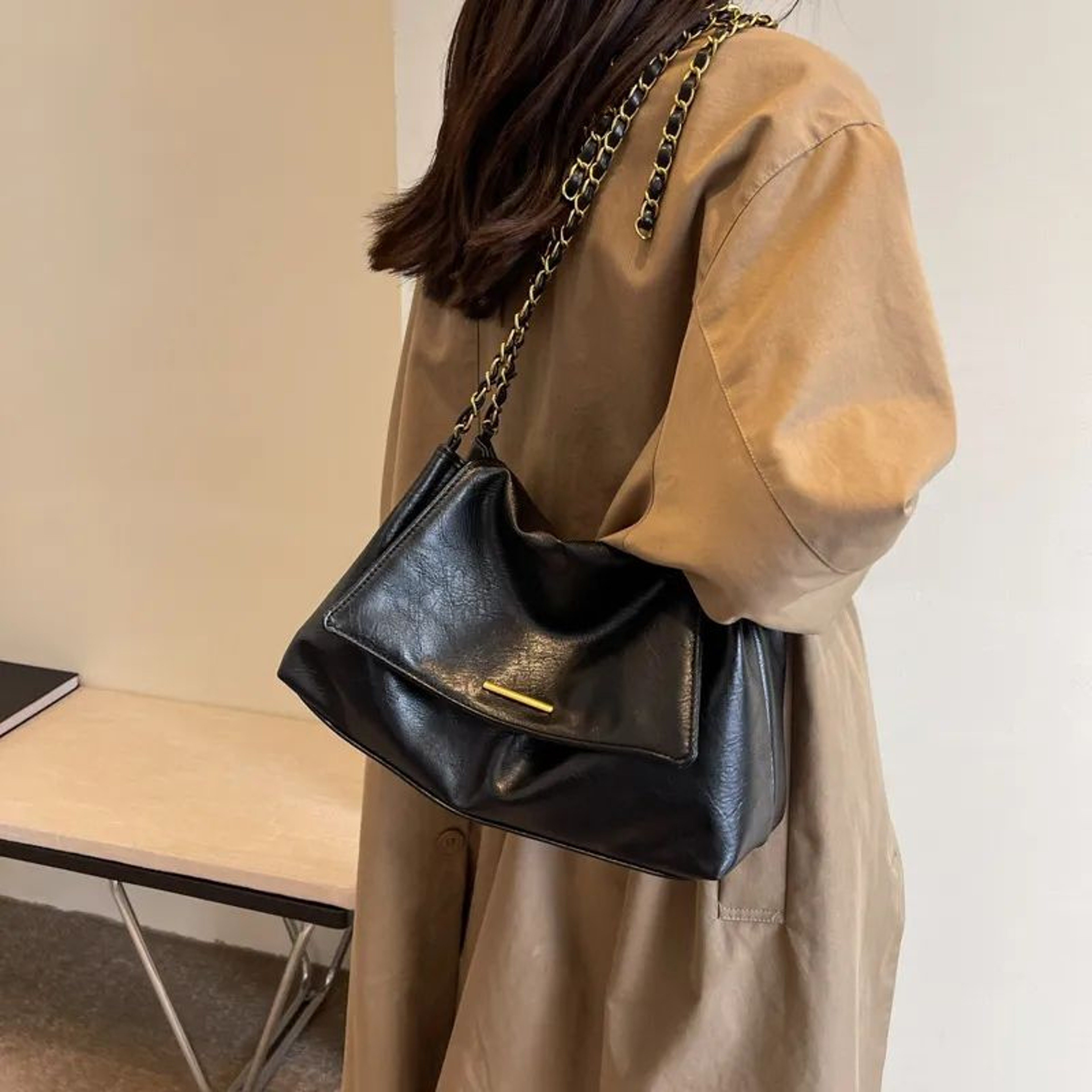 Womens Large Capacity Lightweight Shoulder Tote Bag With Adjustable Strap 1