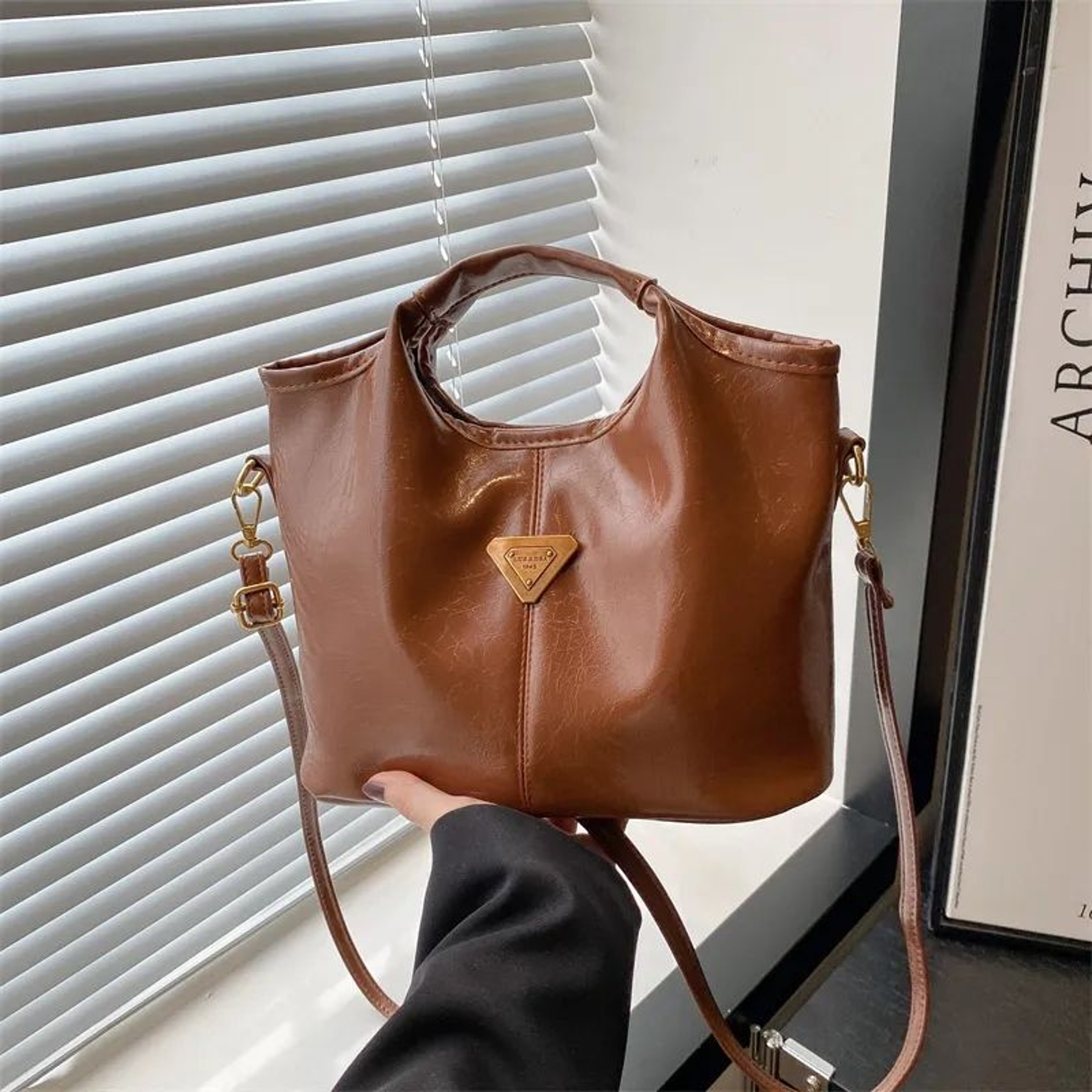 Women Tote Bucket Bag Lightweight Shoulder And Crossbody Bag For Everyday Use 2