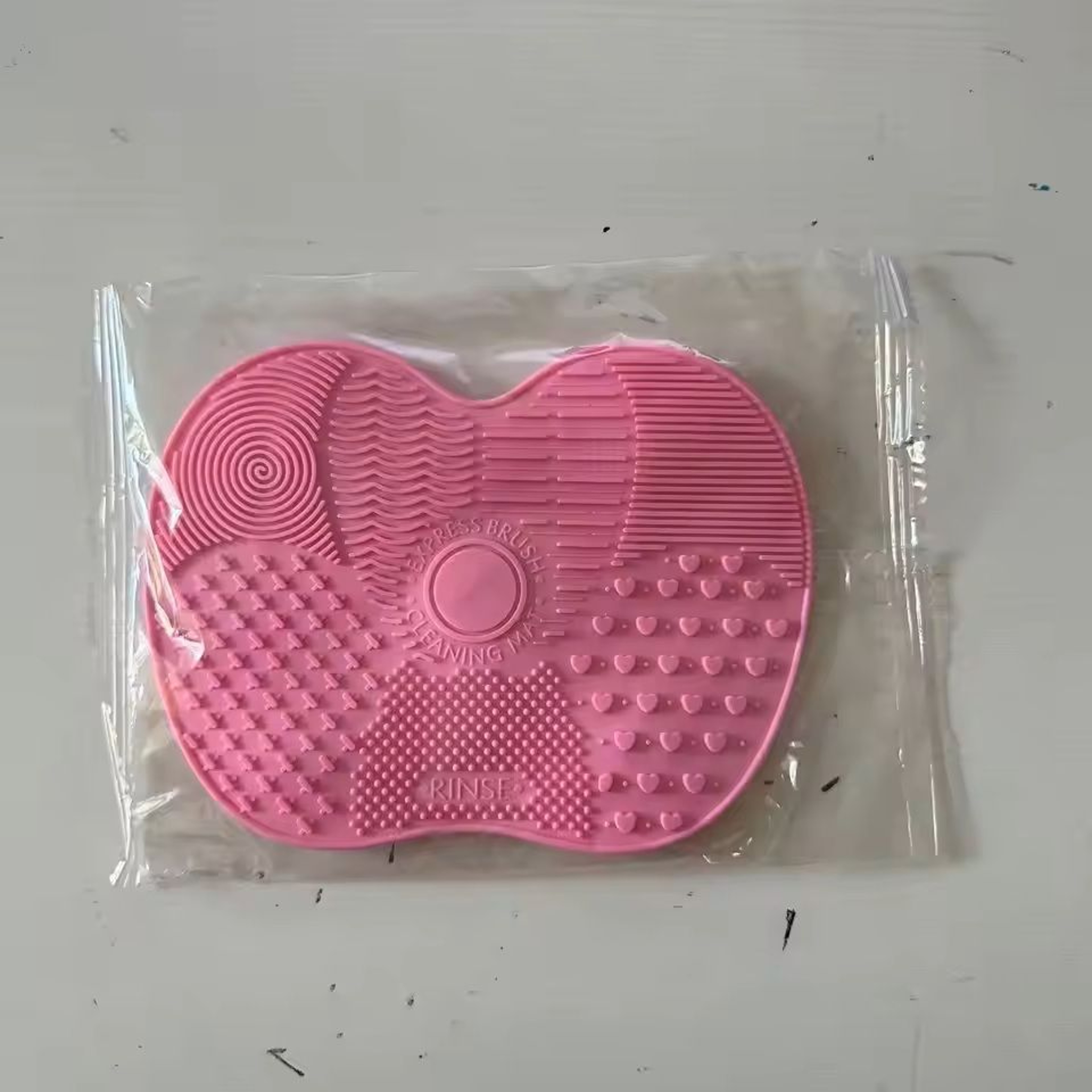 Silicone AppleShaped Makeup Brush Cleaner Pad With Suction Cup 1