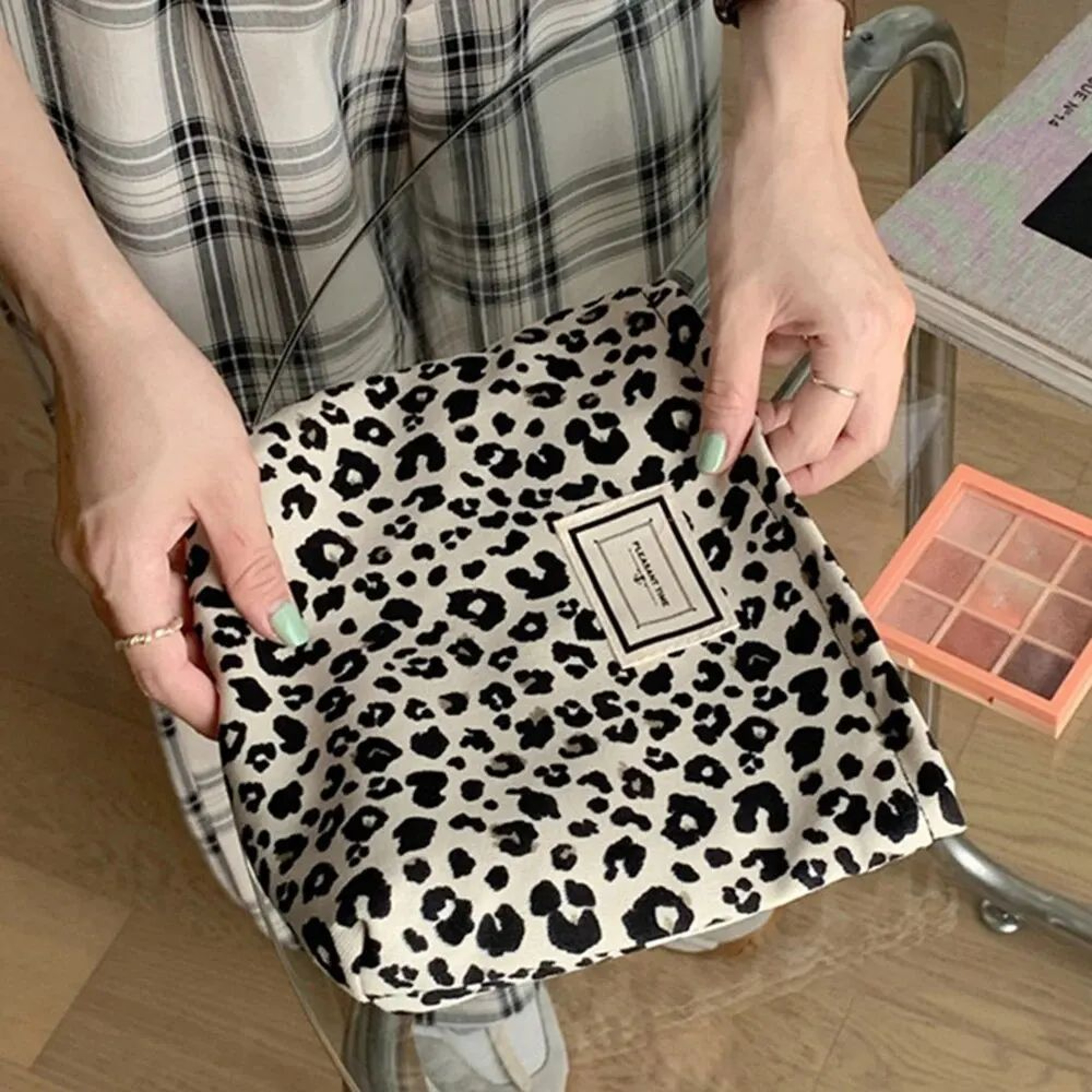Leopard Print Canvas Makeup Bag Western Style Cosmetic Organizer Pouch With Zipper Portable Phone   1