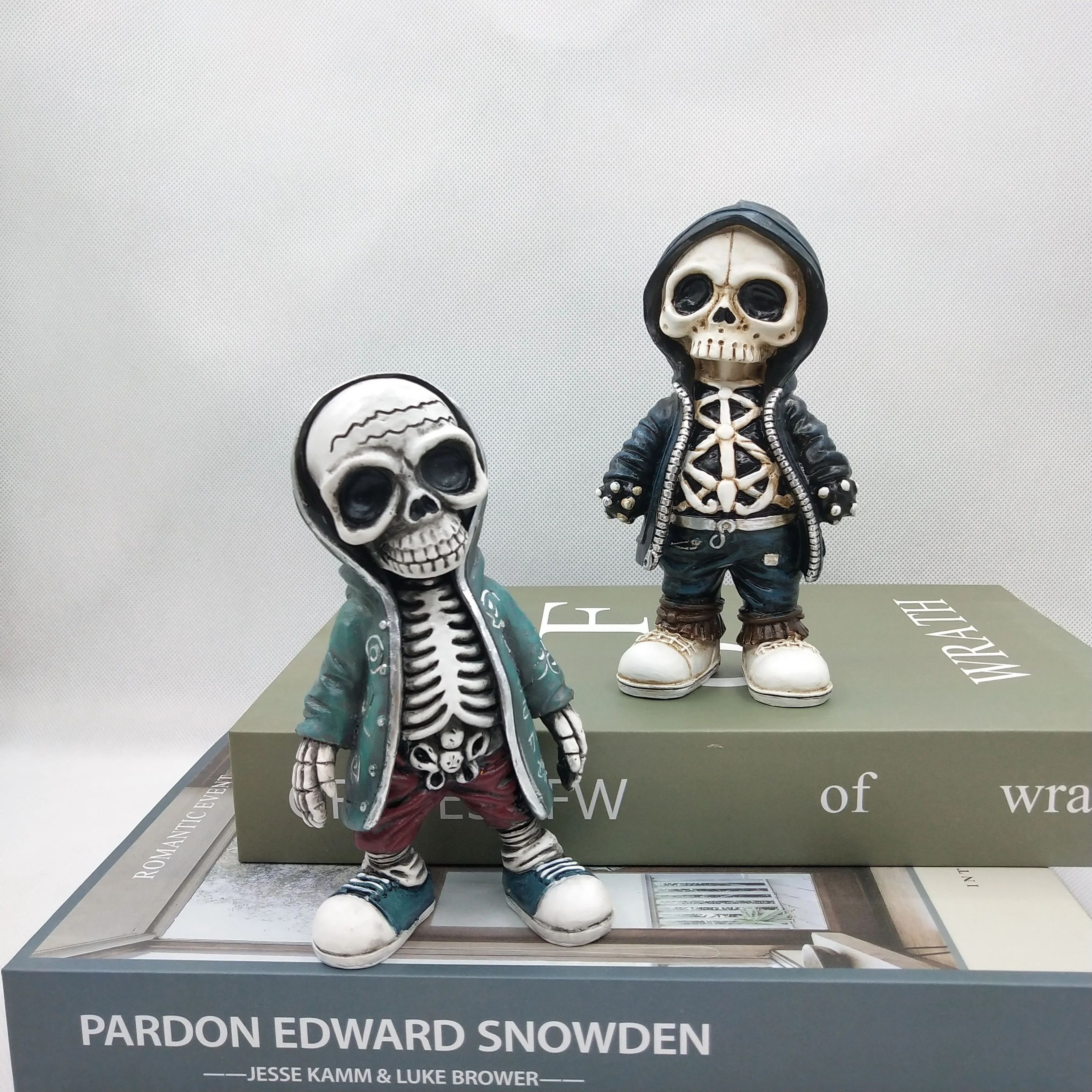 Cool Skeleton Resin Figurine  Mini Skull Statue Halloween Desk Decor  Gothic Home Ornament 4