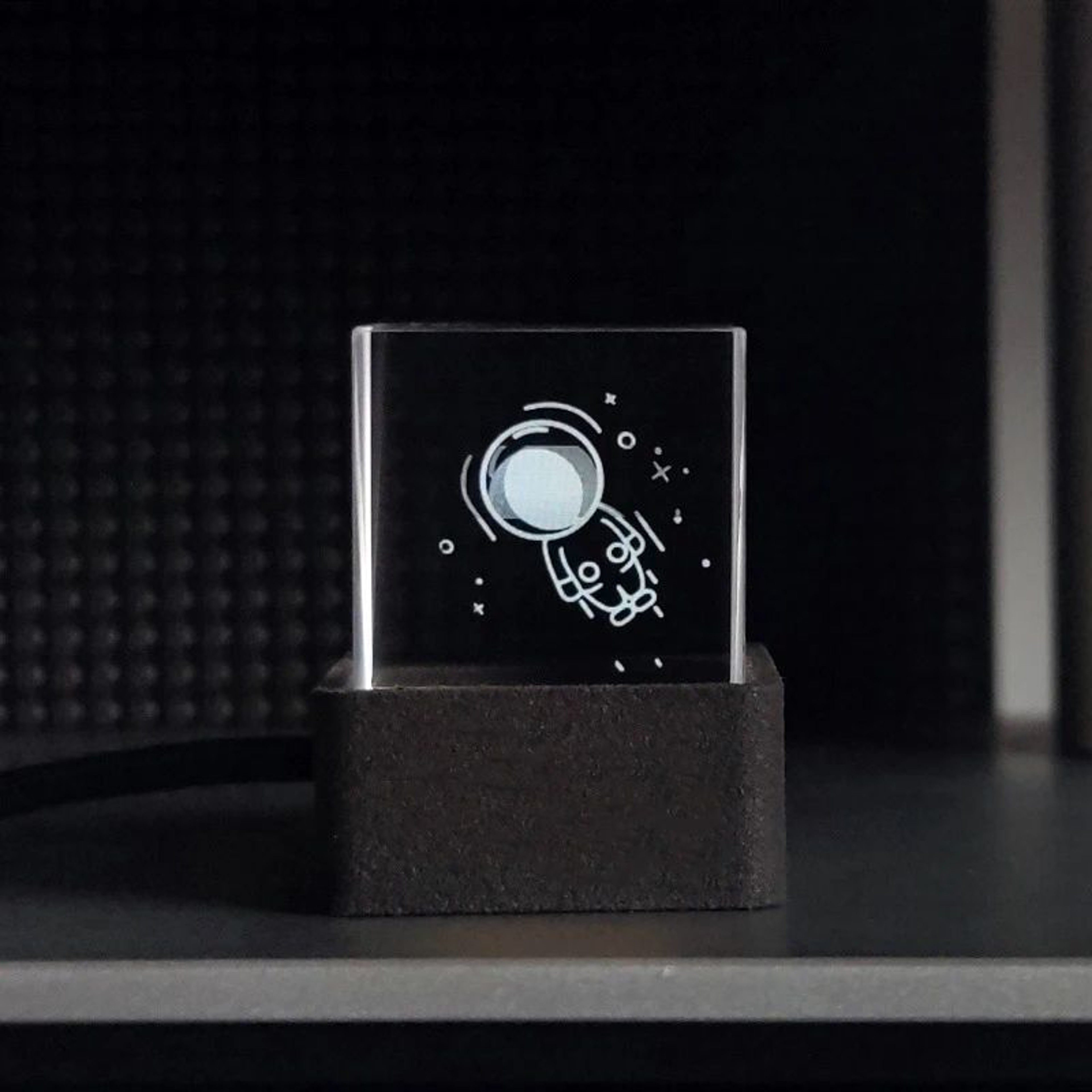 Crystal Cube Smart Weather Clock  WiFi Digital Desktop Photo Display With GIF Animations Album  Hol 6