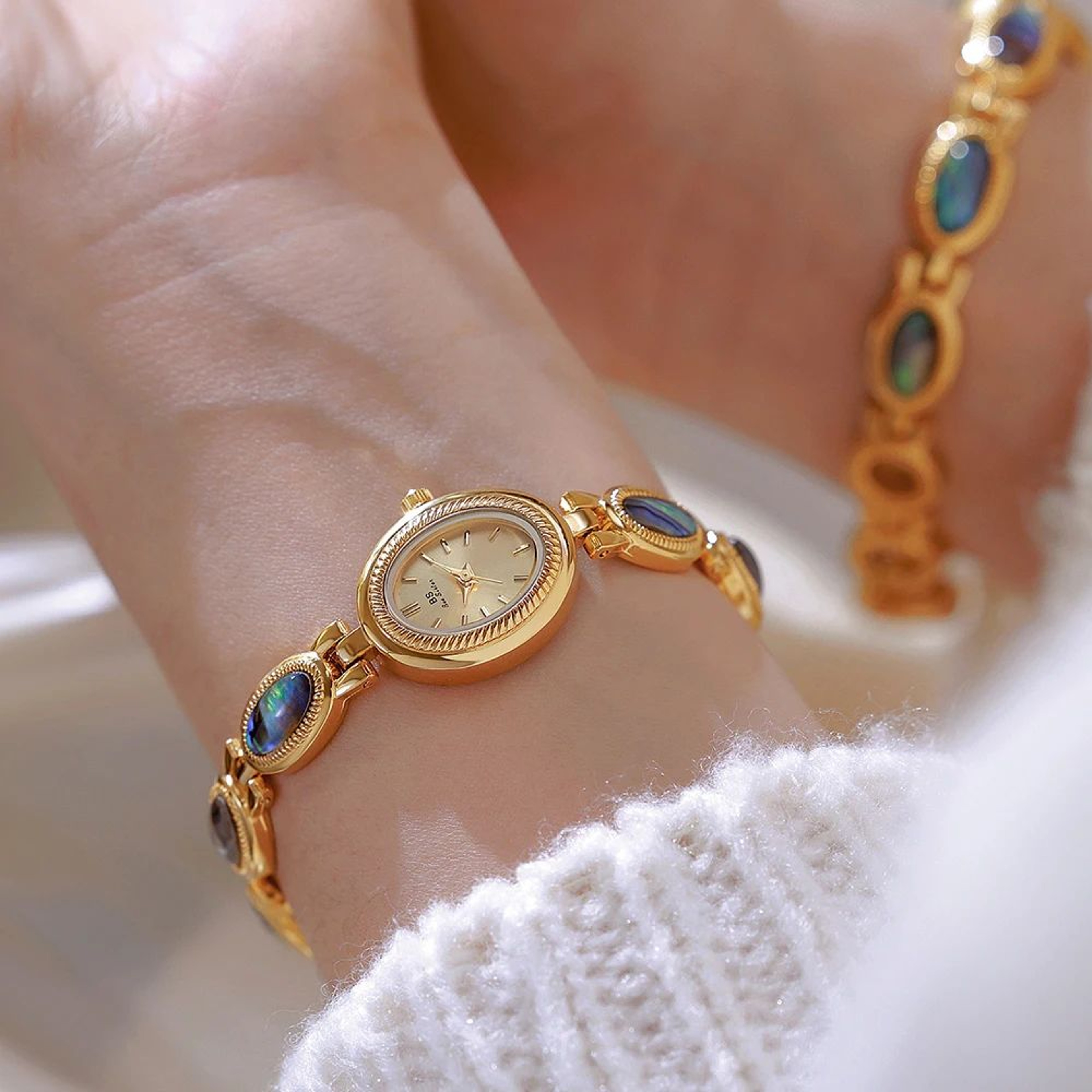 Womens Vintage Quartz Watch  GoldTone Bracelet With Colorful Shell Detail For Elegant Dress Styling 1