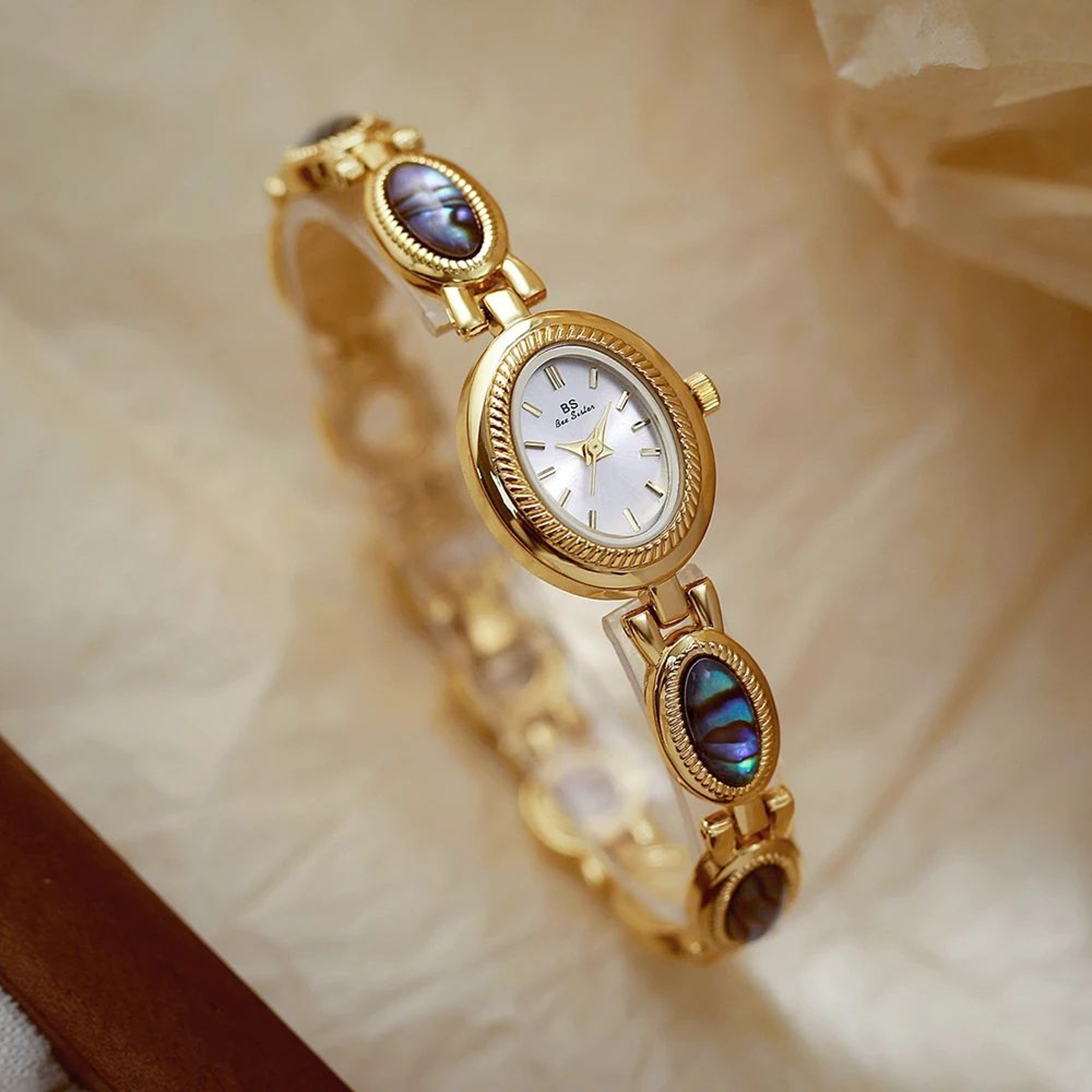 Womens Vintage Quartz Watch  GoldTone Bracelet With Colorful Shell Detail For Elegant Dress Styling 3