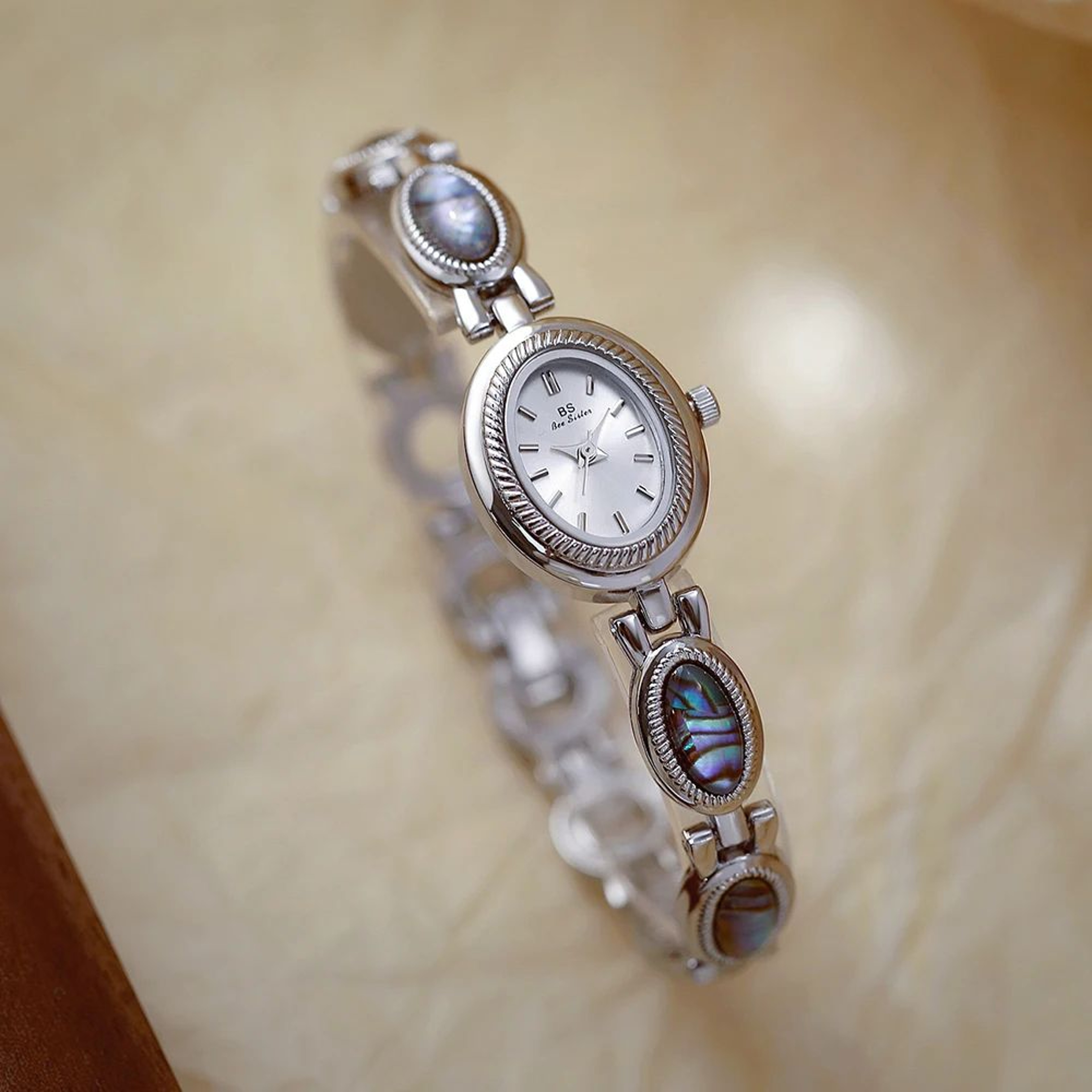 Womens Vintage Quartz Watch  GoldTone Bracelet With Colorful Shell Detail For Elegant Dress Styling 2