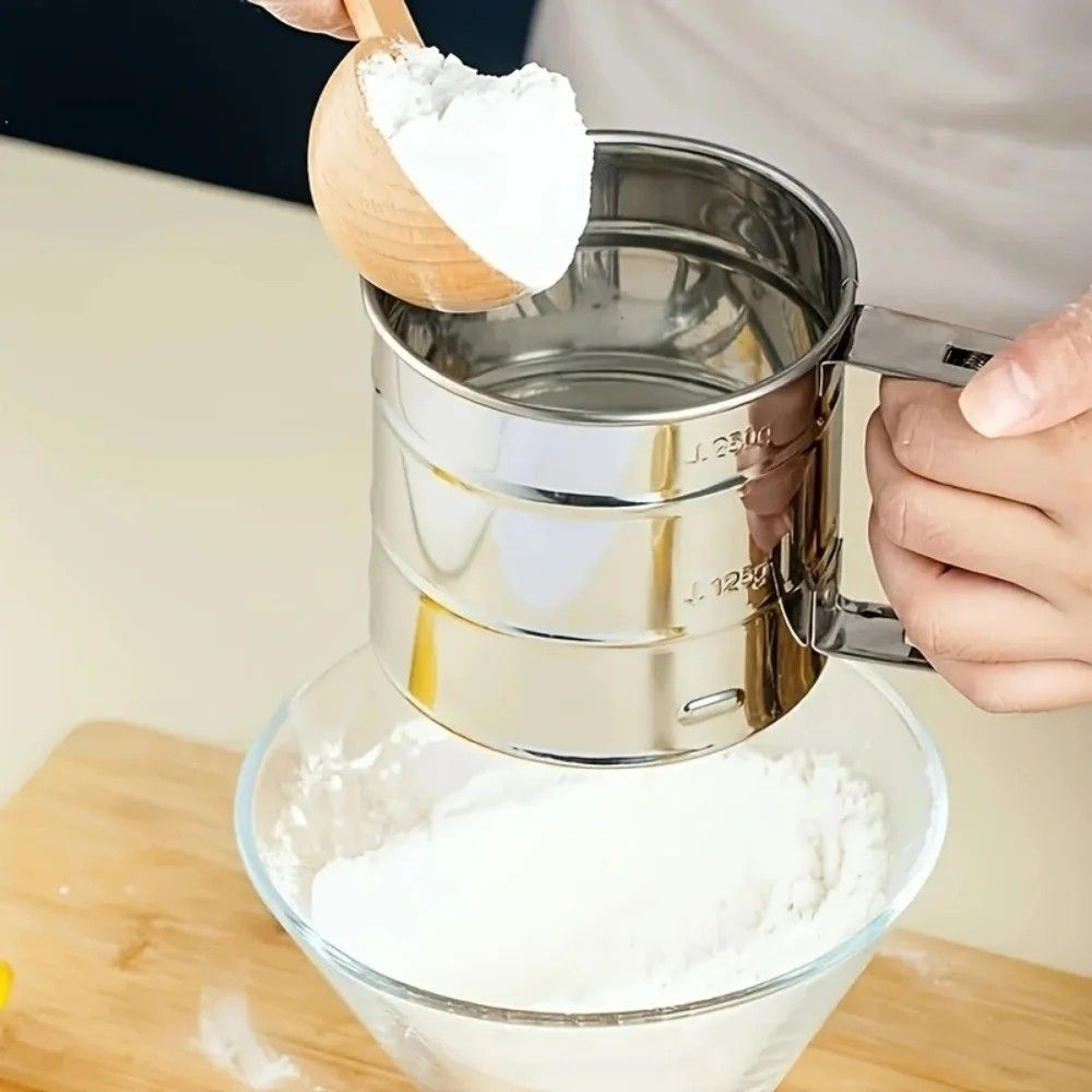 Stainless Steel Fine Mesh Flour Sifter With Handle 2