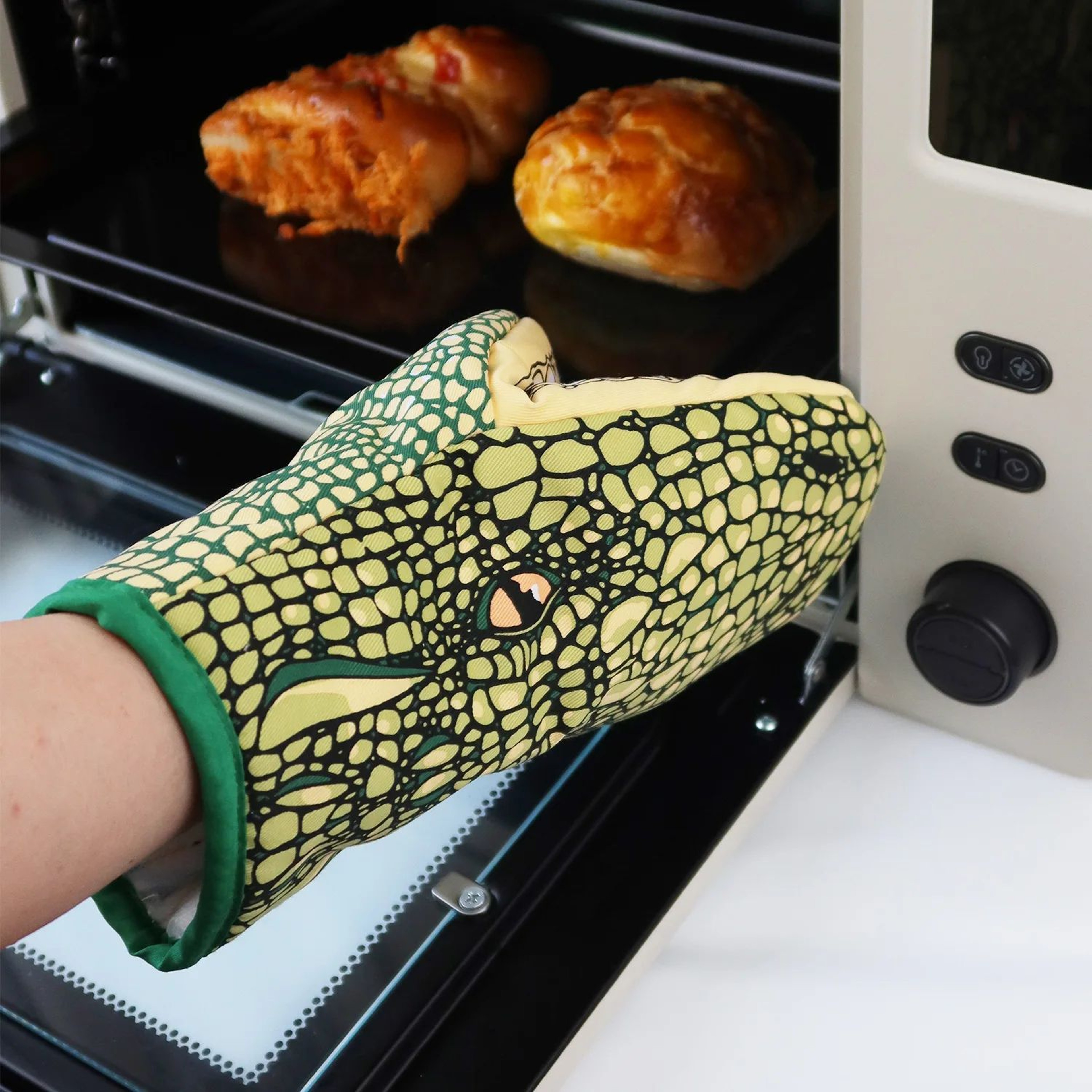 Cute Crocodile Microwave  Oven Insulation Gloves 2 Pcs 0