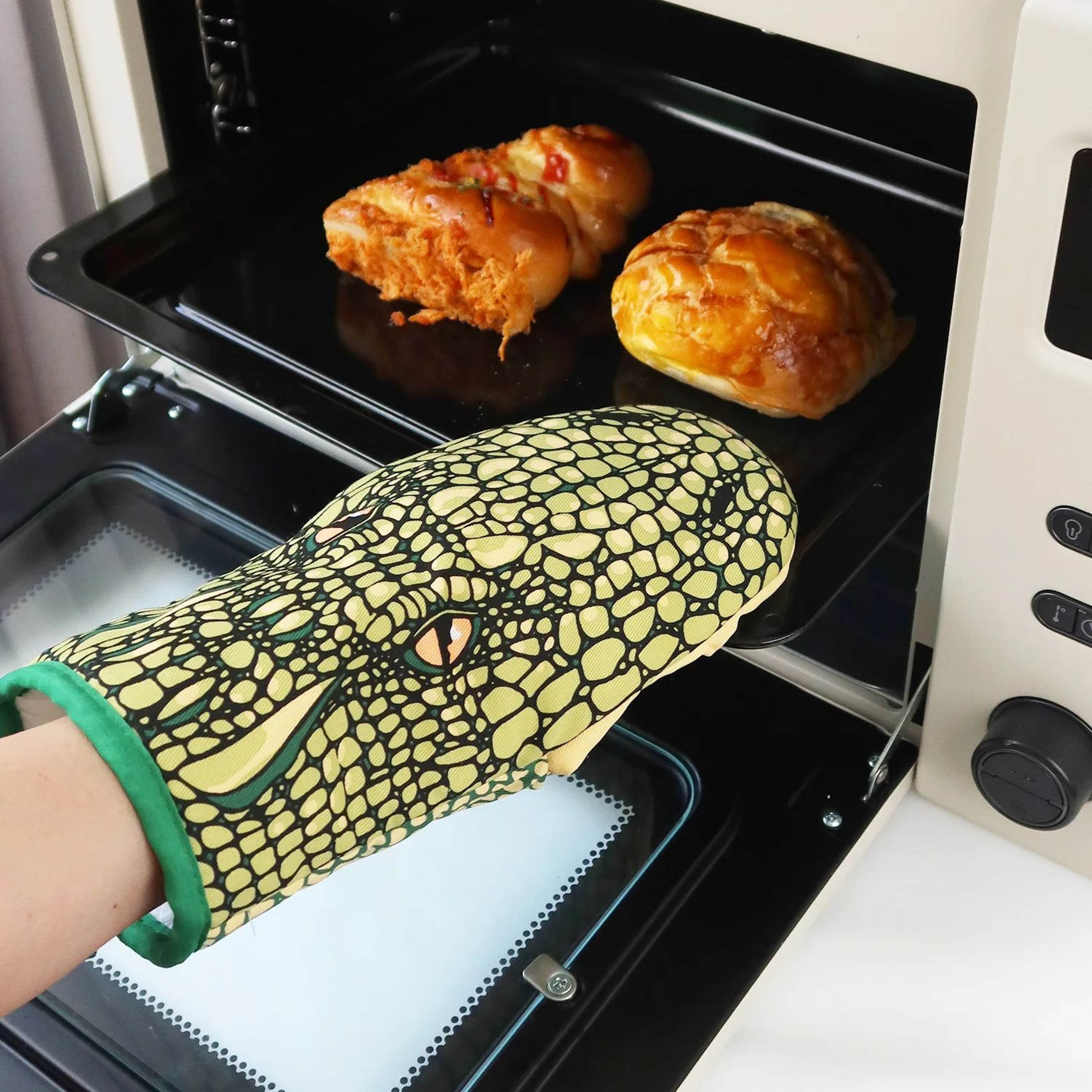 Cute Crocodile Microwave  Oven Insulation Gloves 2 Pcs 1