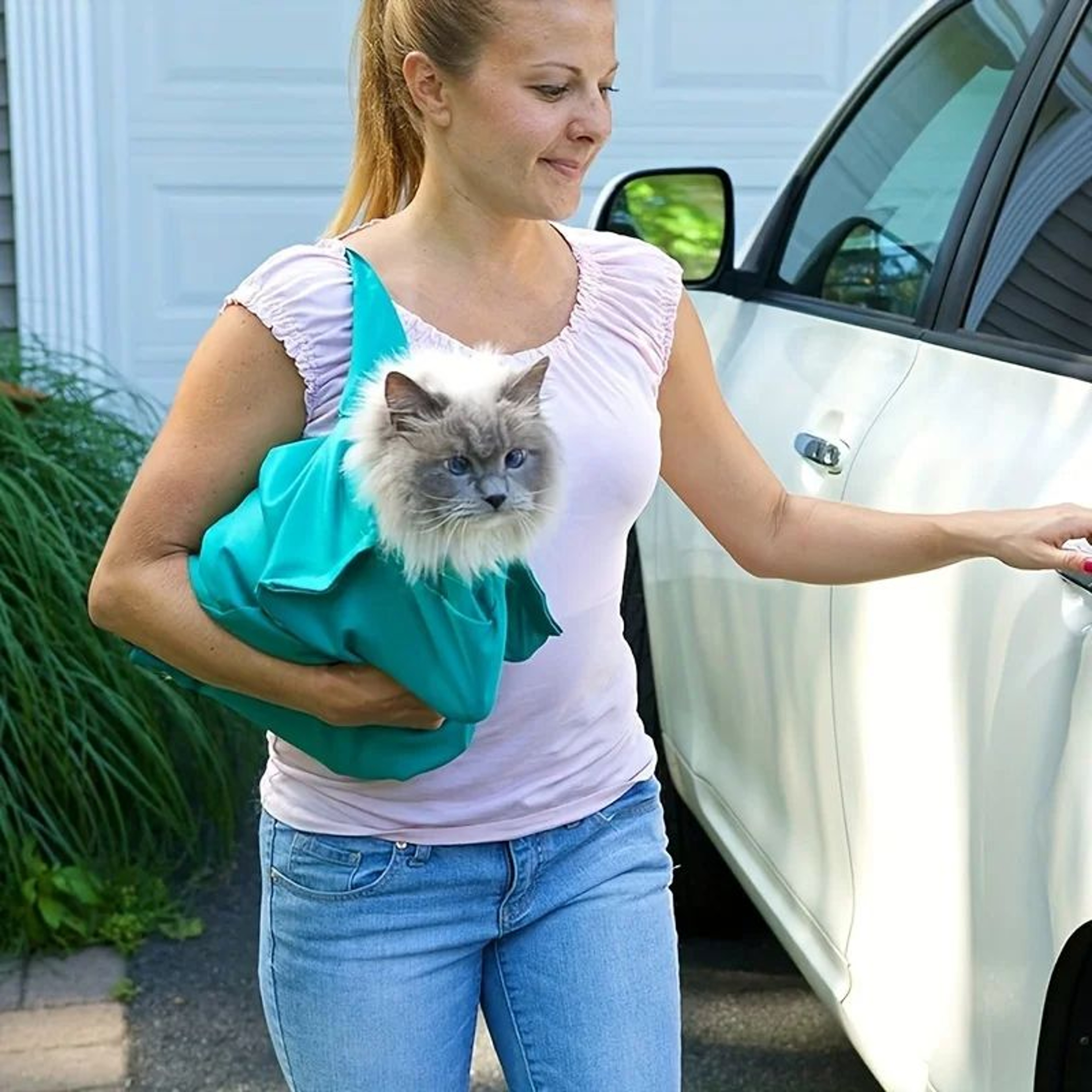 Comfy Soothing Cat Carrier With Grooming Pouch 0