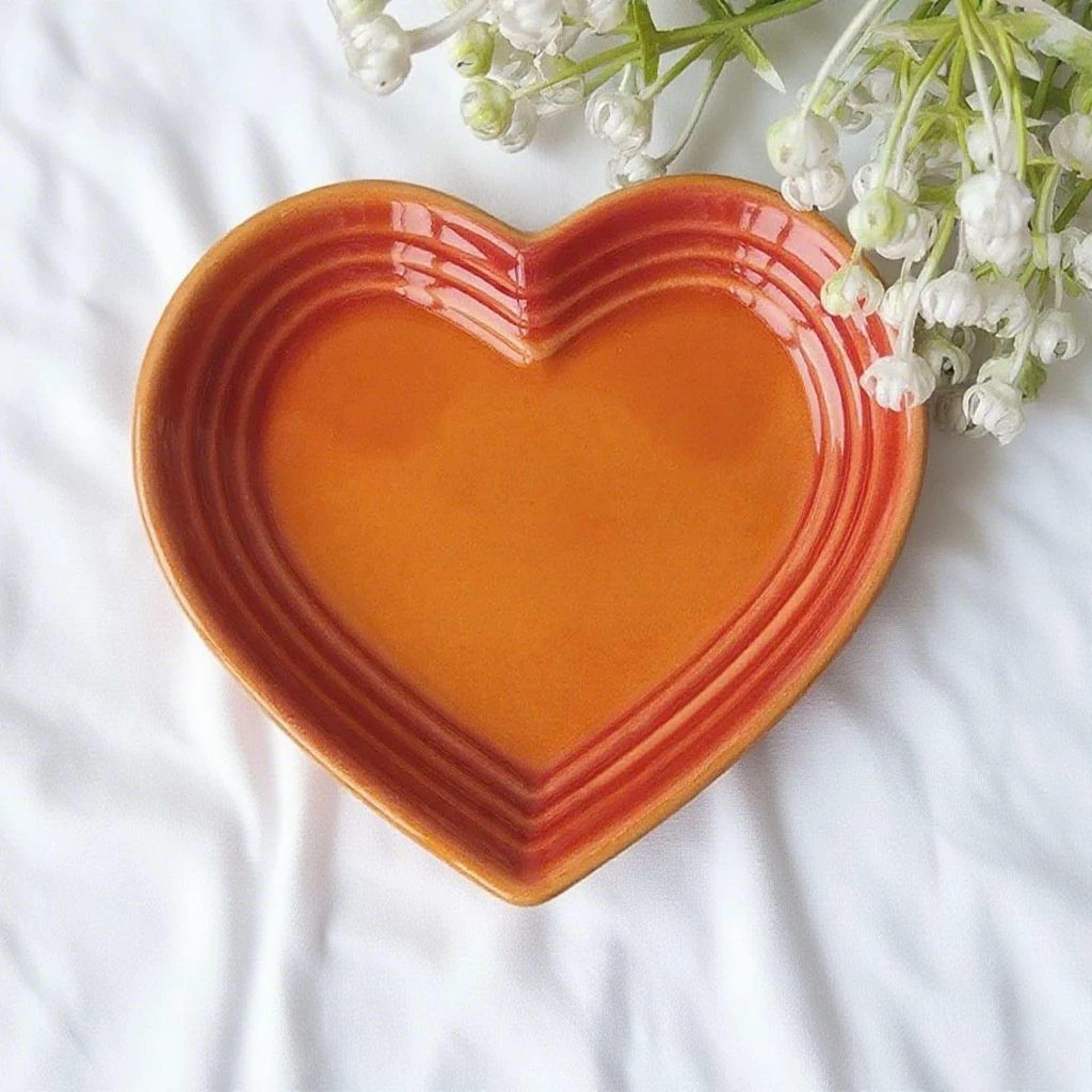 Heart Shaped Ceramic Pet Bowl With Anti Vomiting Elevated Design 11