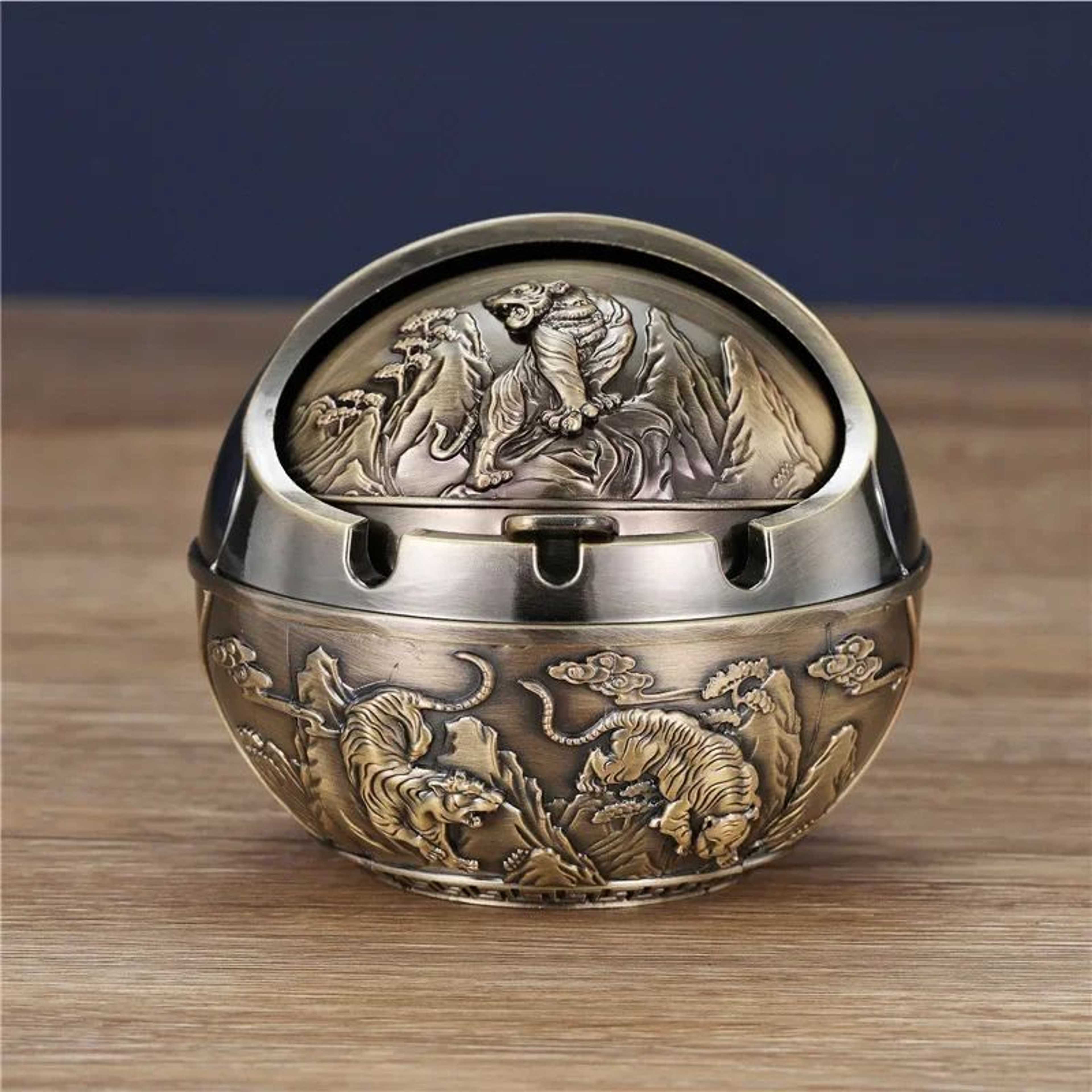 Creative Ashtray With Lid For Home And Living Room 0