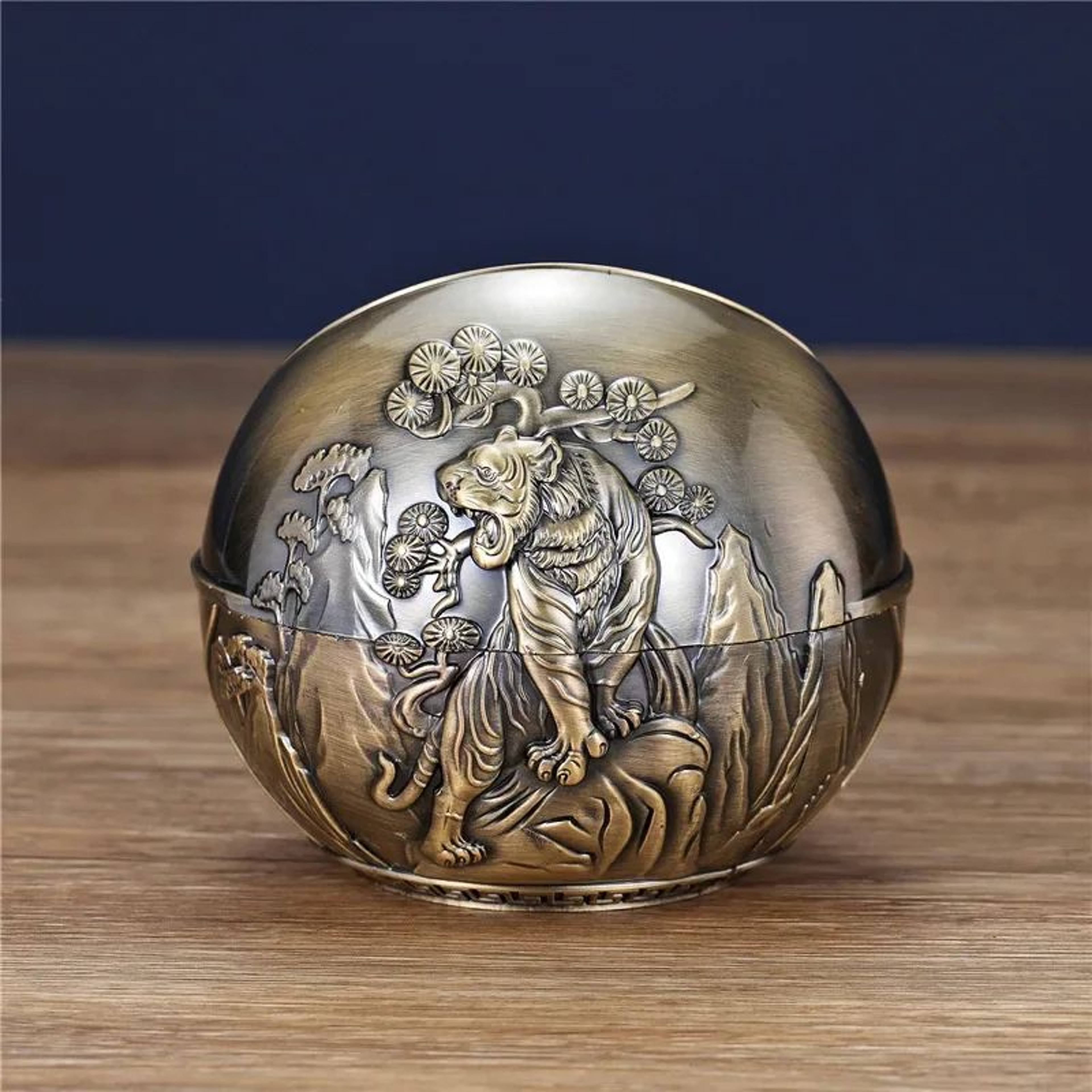 Creative Ashtray With Lid For Home And Living Room 2