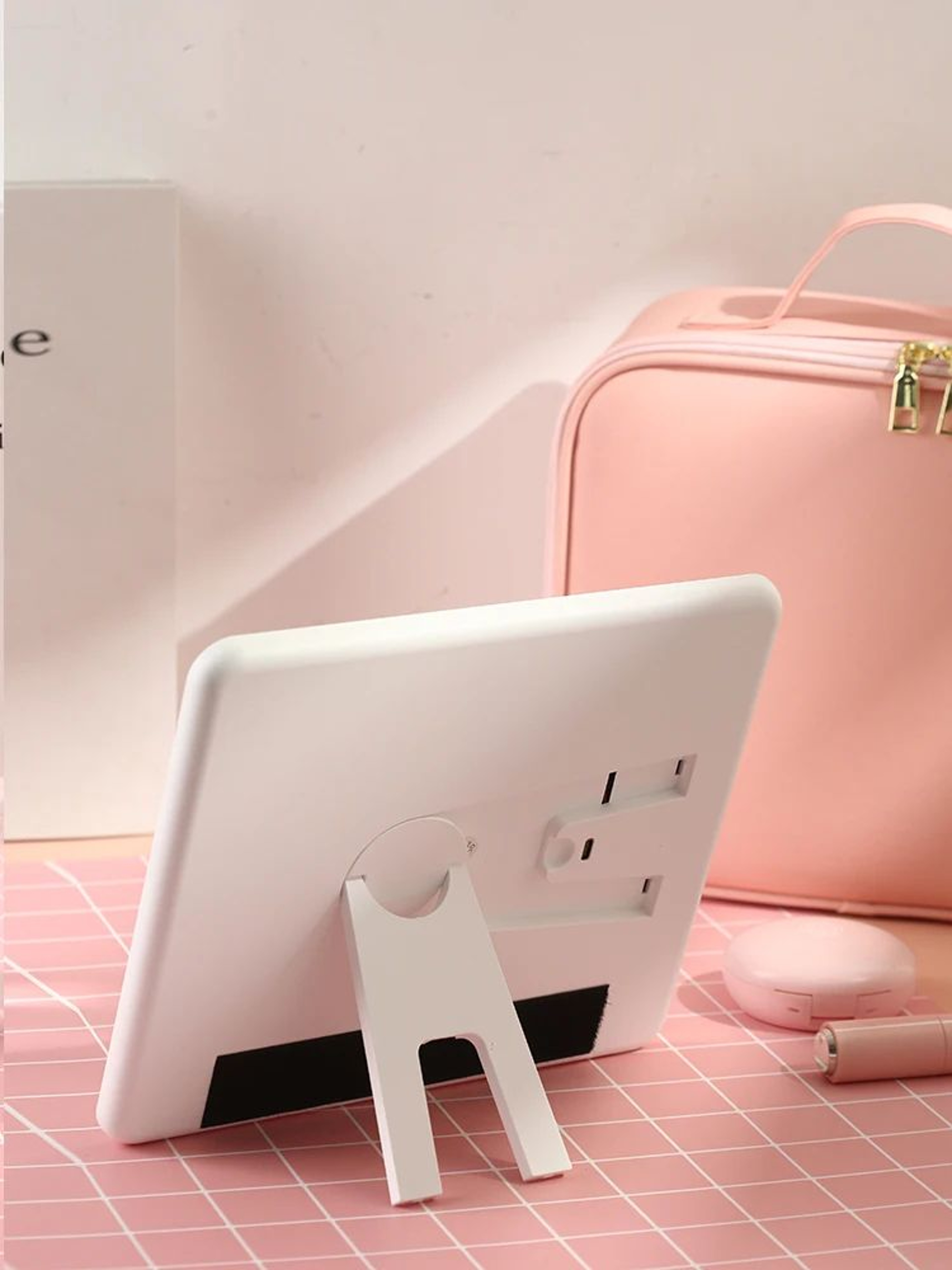 LED Lighted Makeup Bag With Mirror And Adjustable Dividers 3