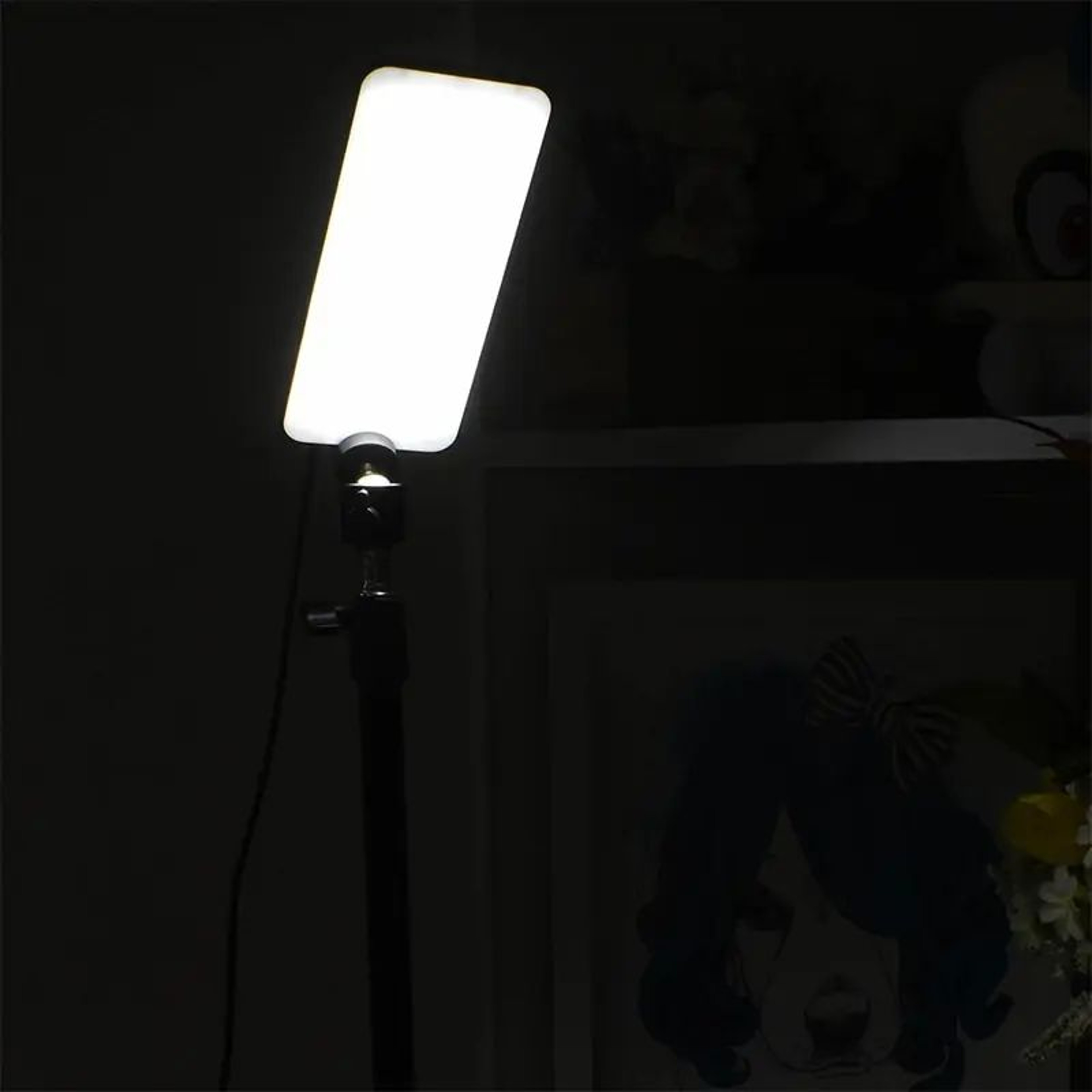 Portable LED Tripod Work Light With Telescopic Stand 4