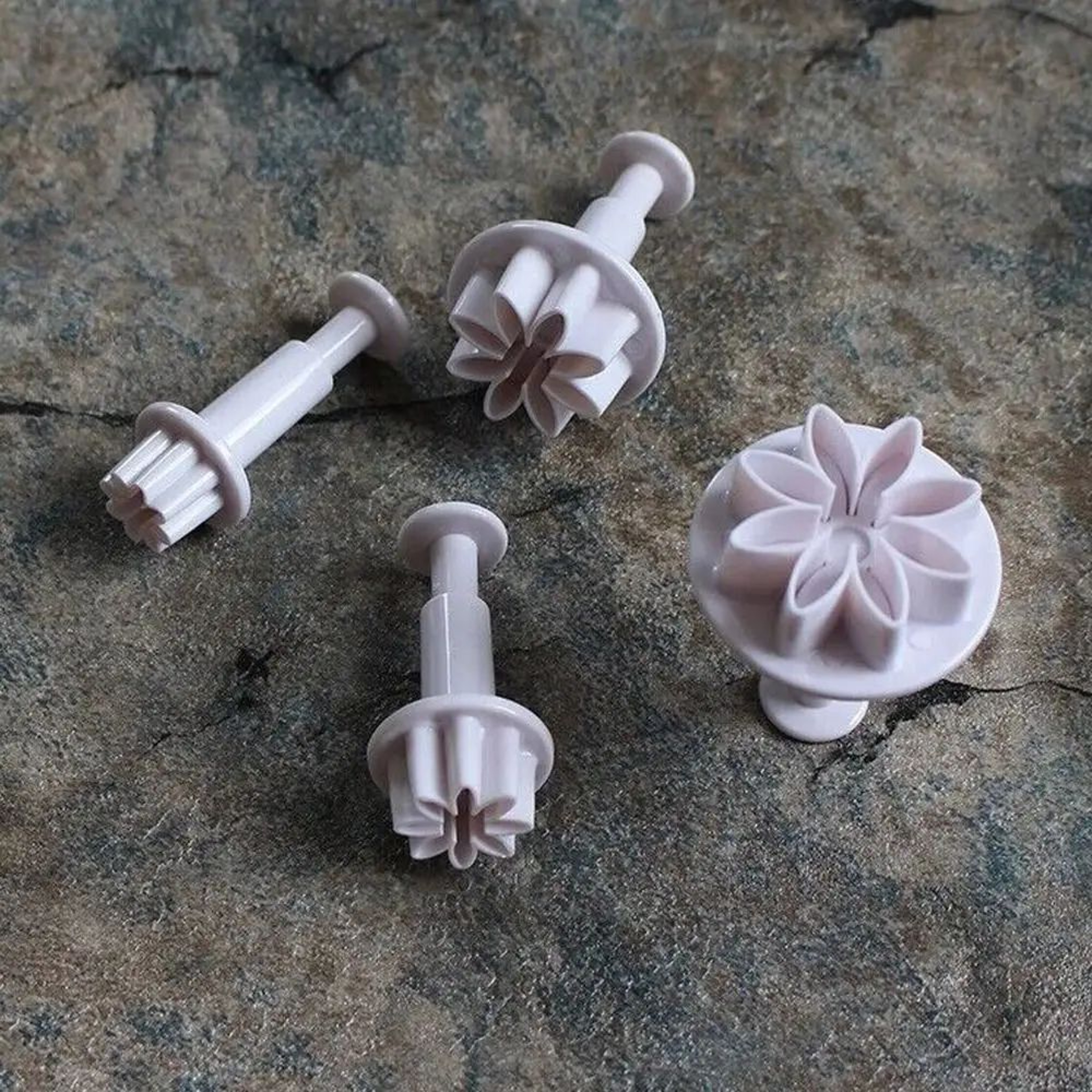 4 Piece Daisy Flower Fondant Cutter And Plunger Set 7