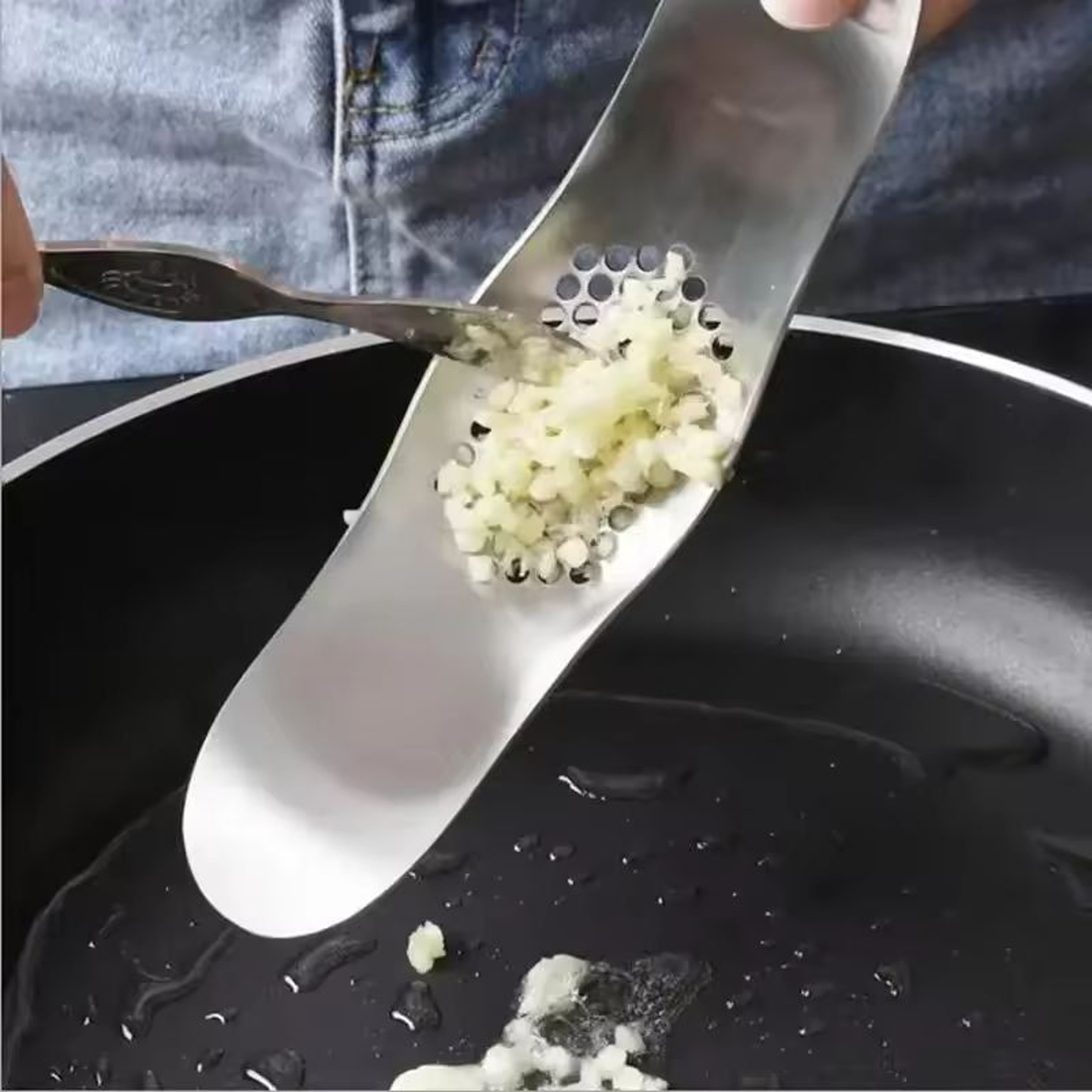 HeavyDuty Stainless Steel Garlic Press  Crusher  Ergonomic Manual Garlic Mincer 0