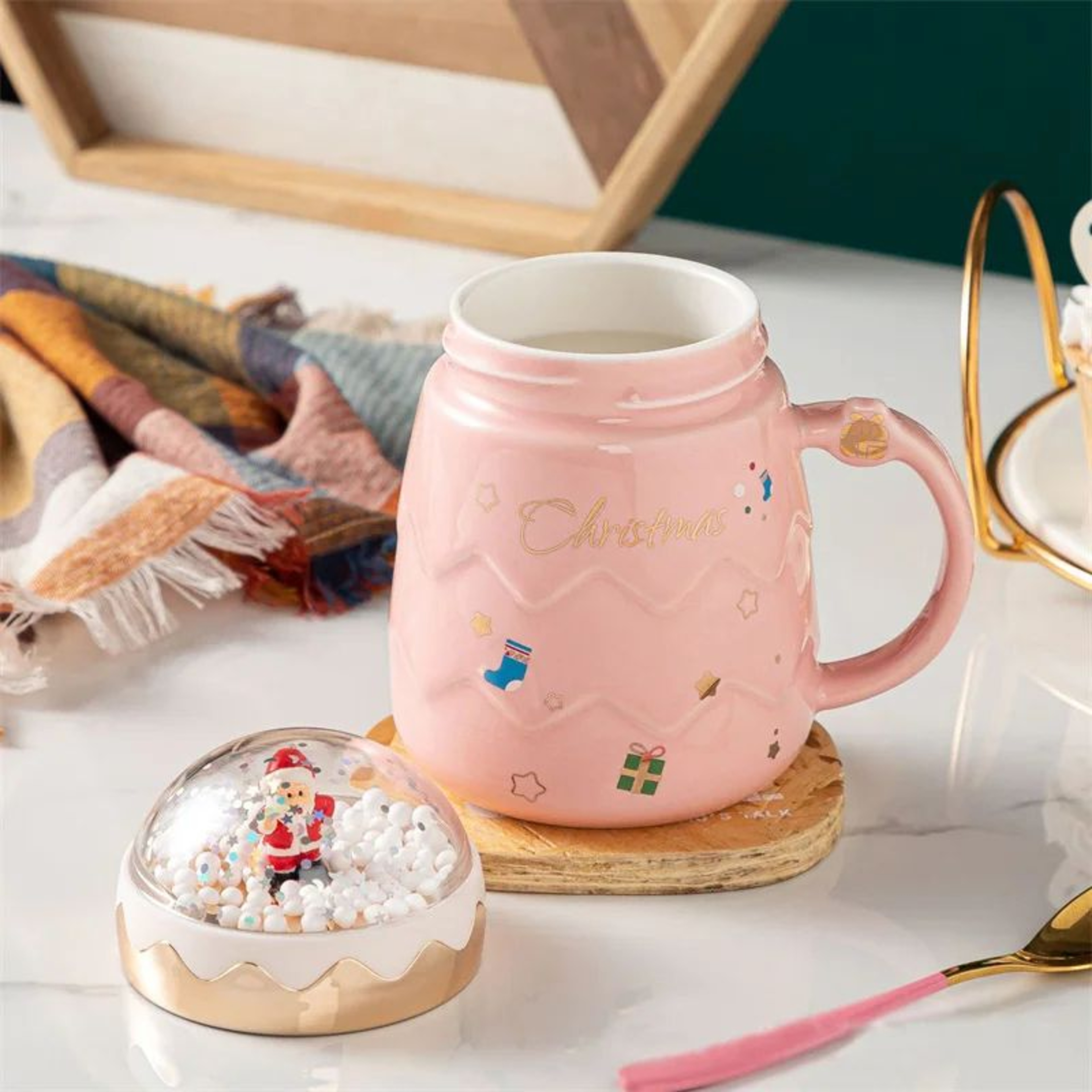 Santa SnowGlobe Lid Ceramic Christmas Mug 500ml  Cute Christmas Mug With Lid Gift Cup 2