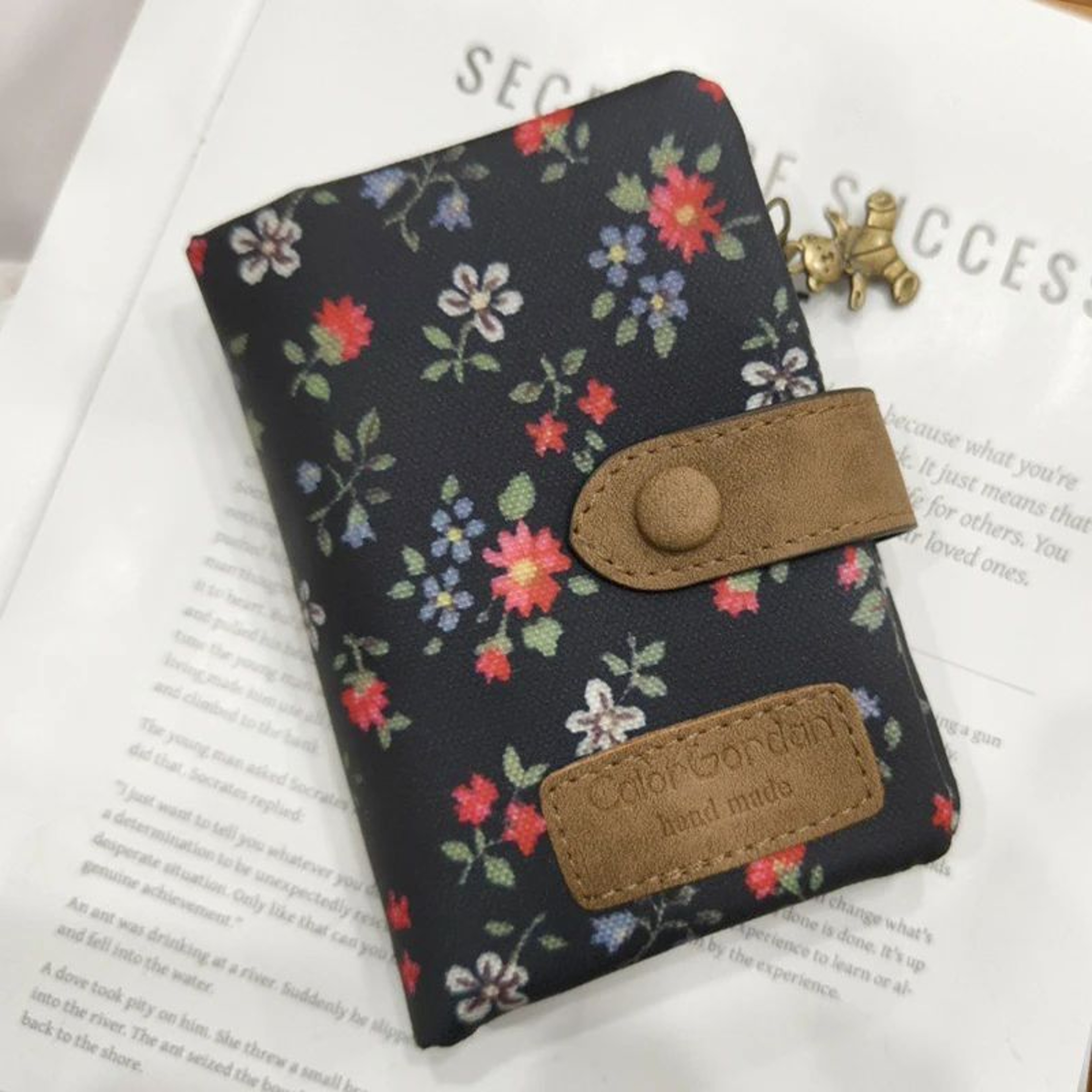 Everyday Womens Short Wallet With Hasp Closure Large Capacity Wallet Coin  Card Organizer 11