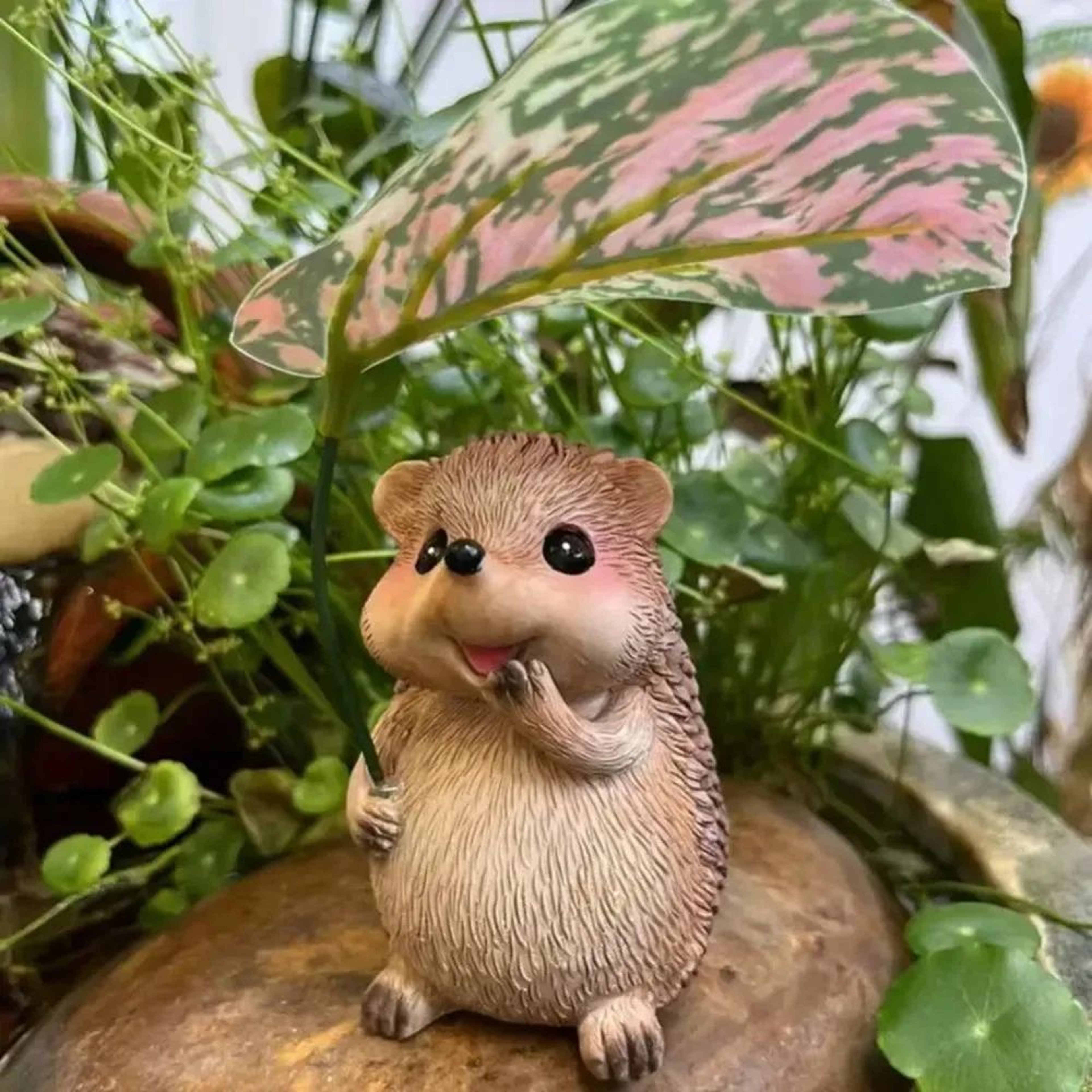 Cute Resin Leaf Umbrella Hedgehog Garden Statue  Whimsical Outdoor Animal Decor Figurine 1