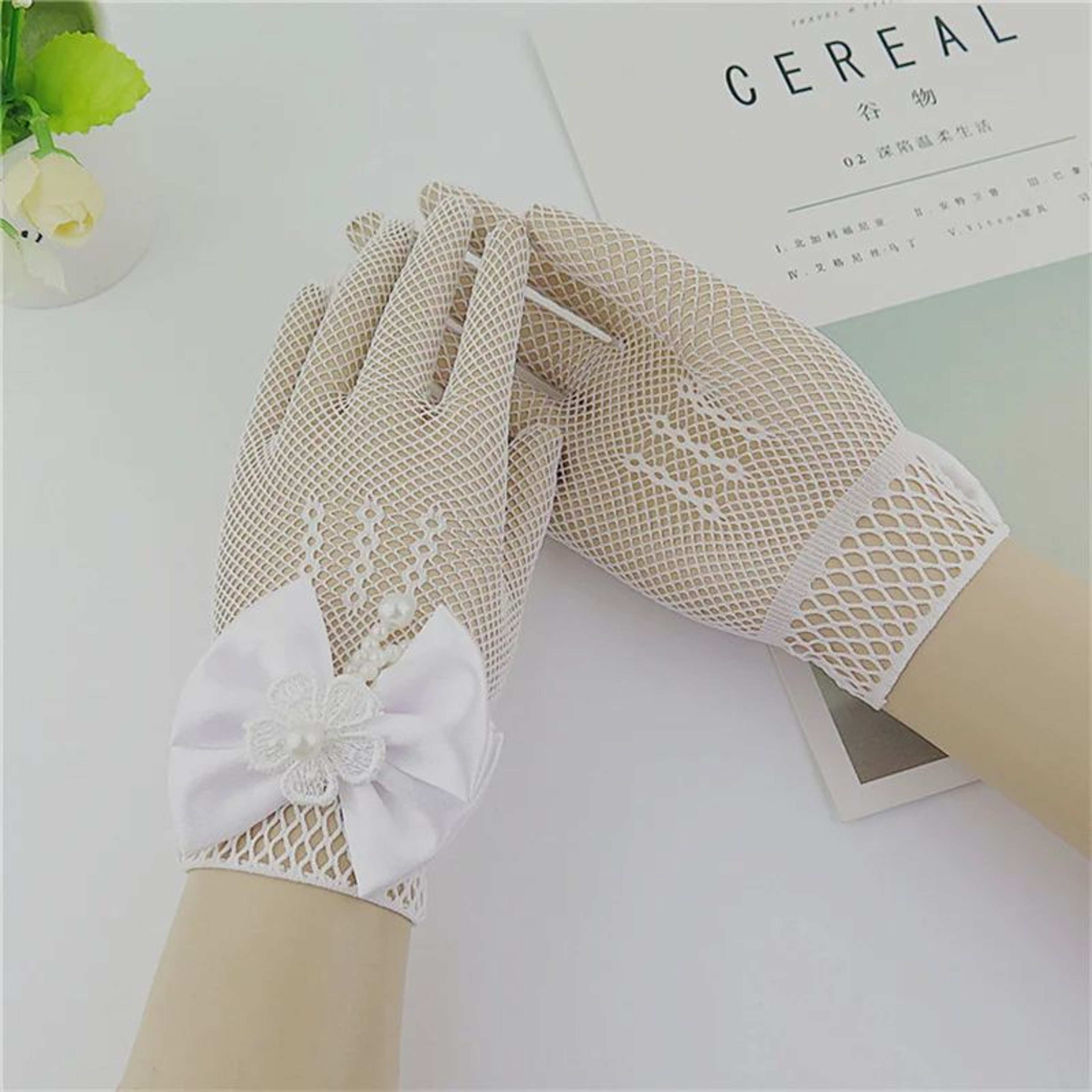 Girls White Lace Flower Girl Gloves With Pearl Bow For Communion  Wedding 0