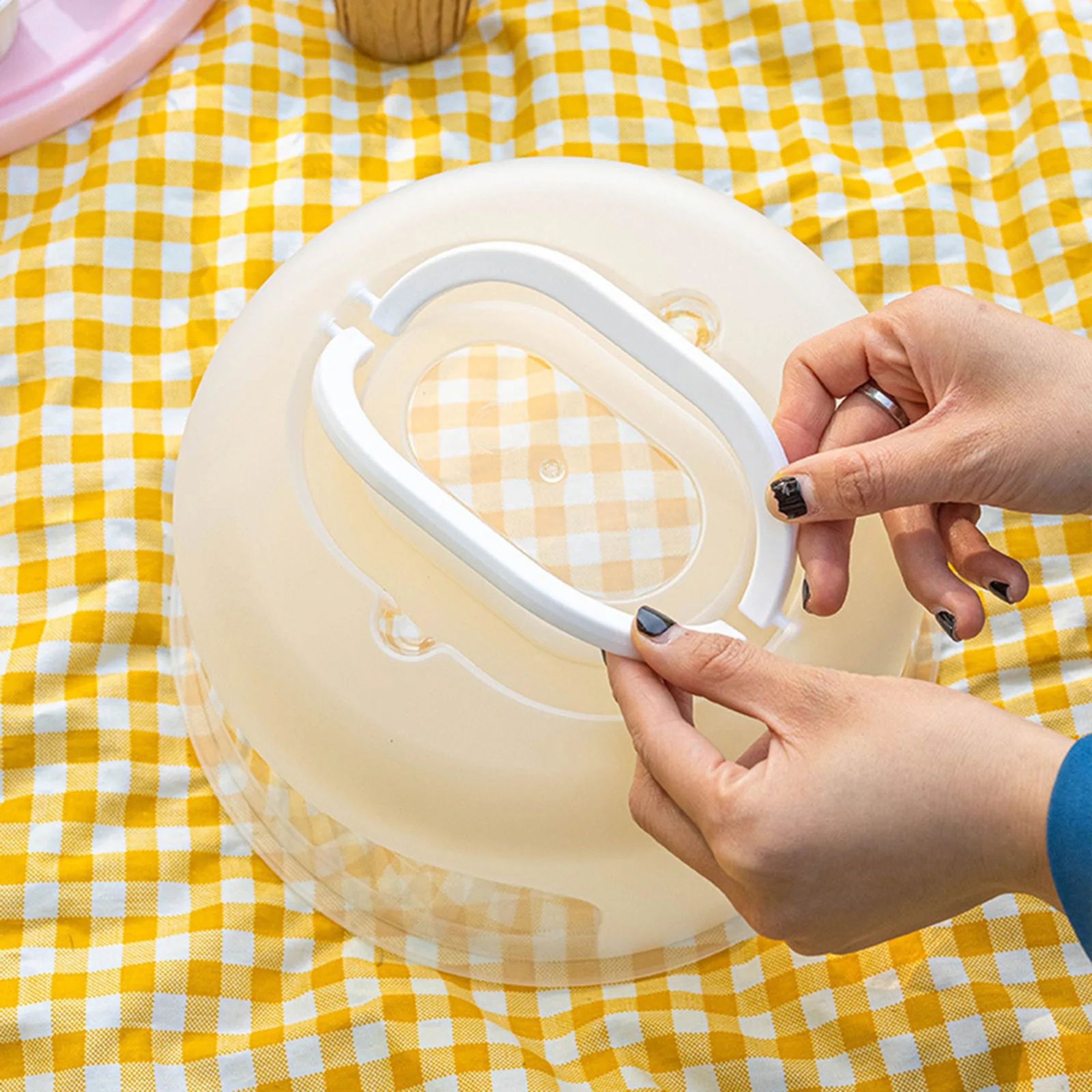 Portable Cake Carrier With Foldable Handle And Secure Cake Storage Container For Travel 2