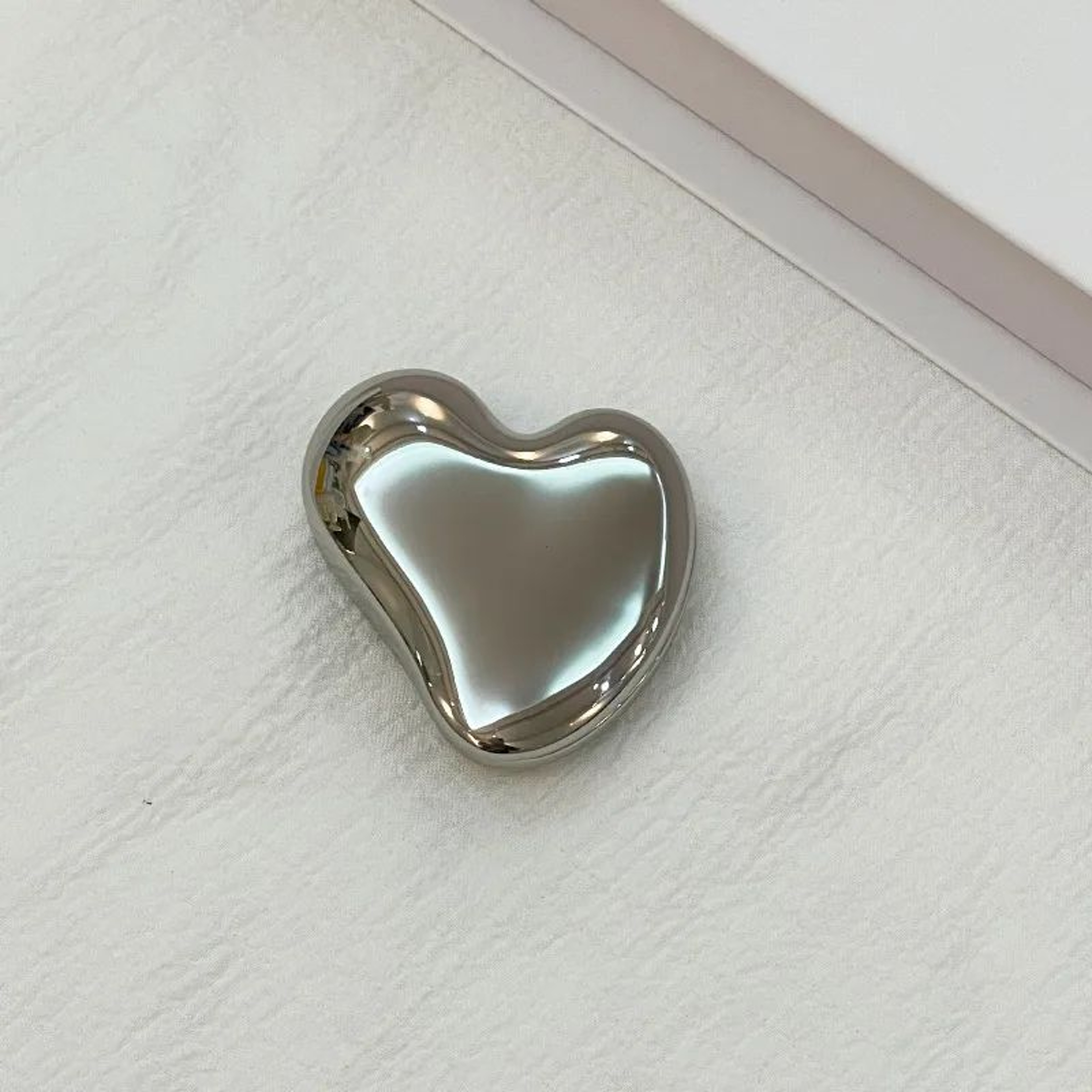 Elegant HeartShaped Metal Pocket Makeup Mirror 0