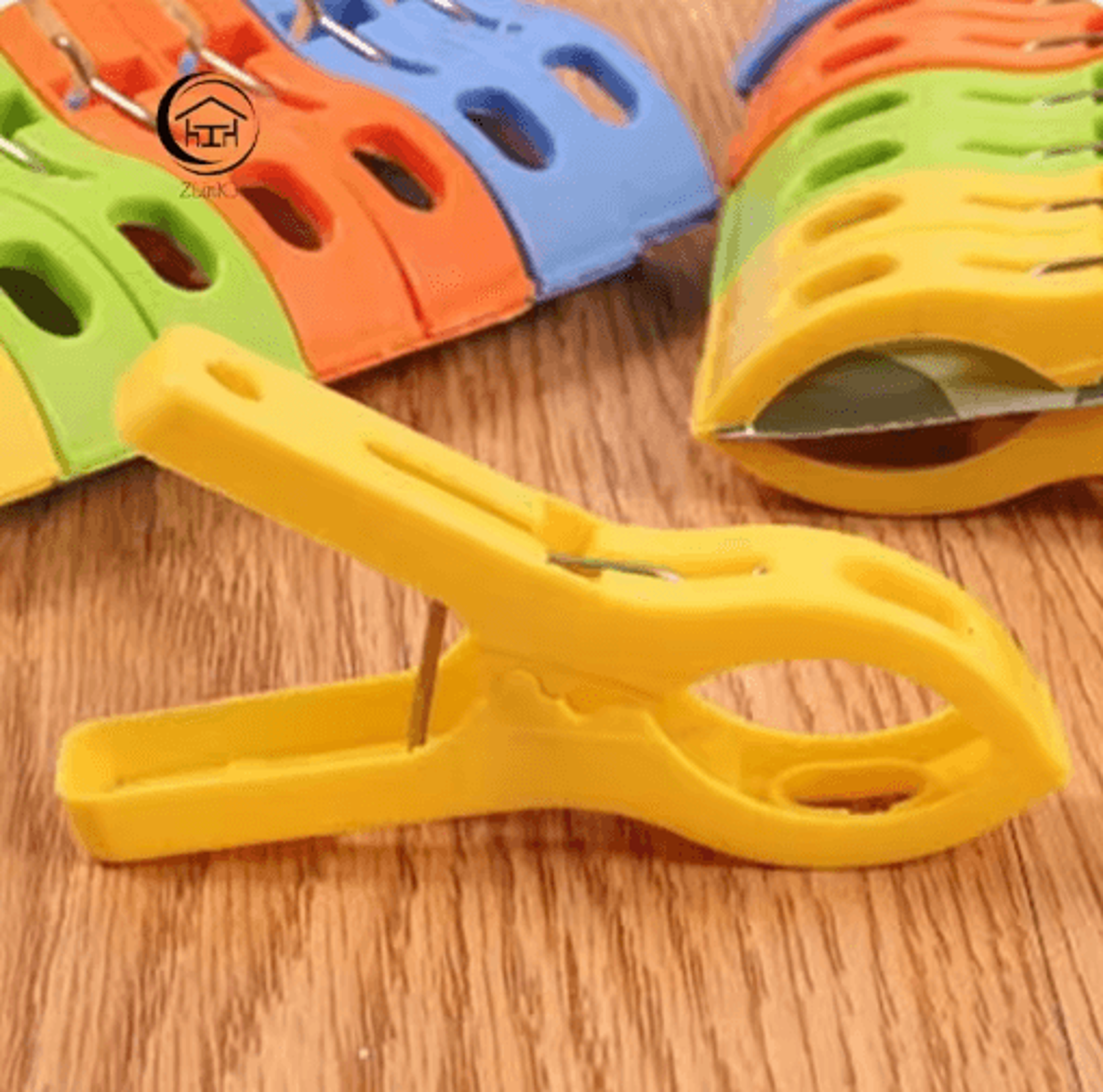 8PCS Large Plastic Hanger Clips Windproof Heavy Duty Towel And Clothes Pegs 2