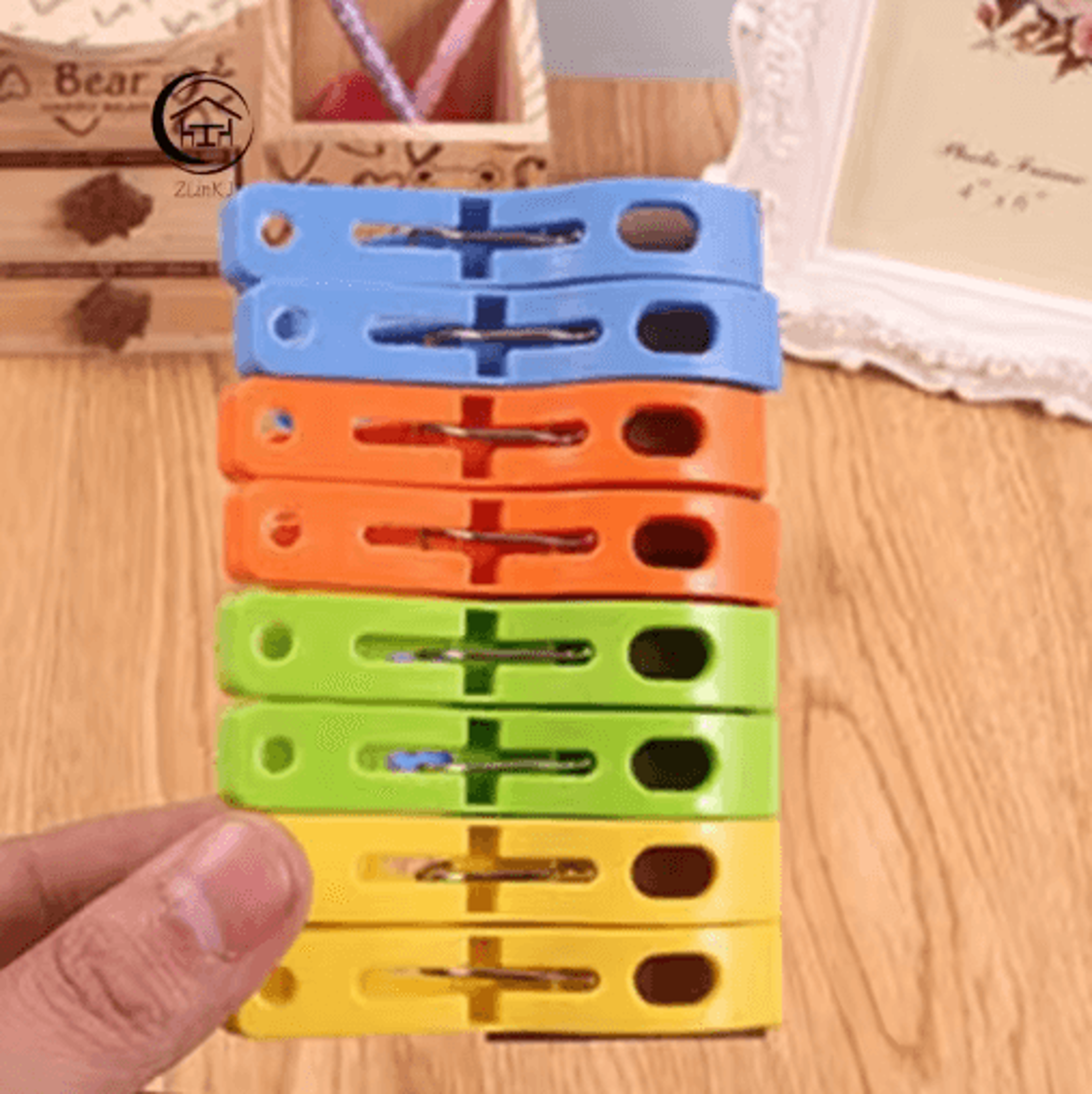 8PCS Large Plastic Hanger Clips Windproof Heavy Duty Towel And Clothes Pegs 3