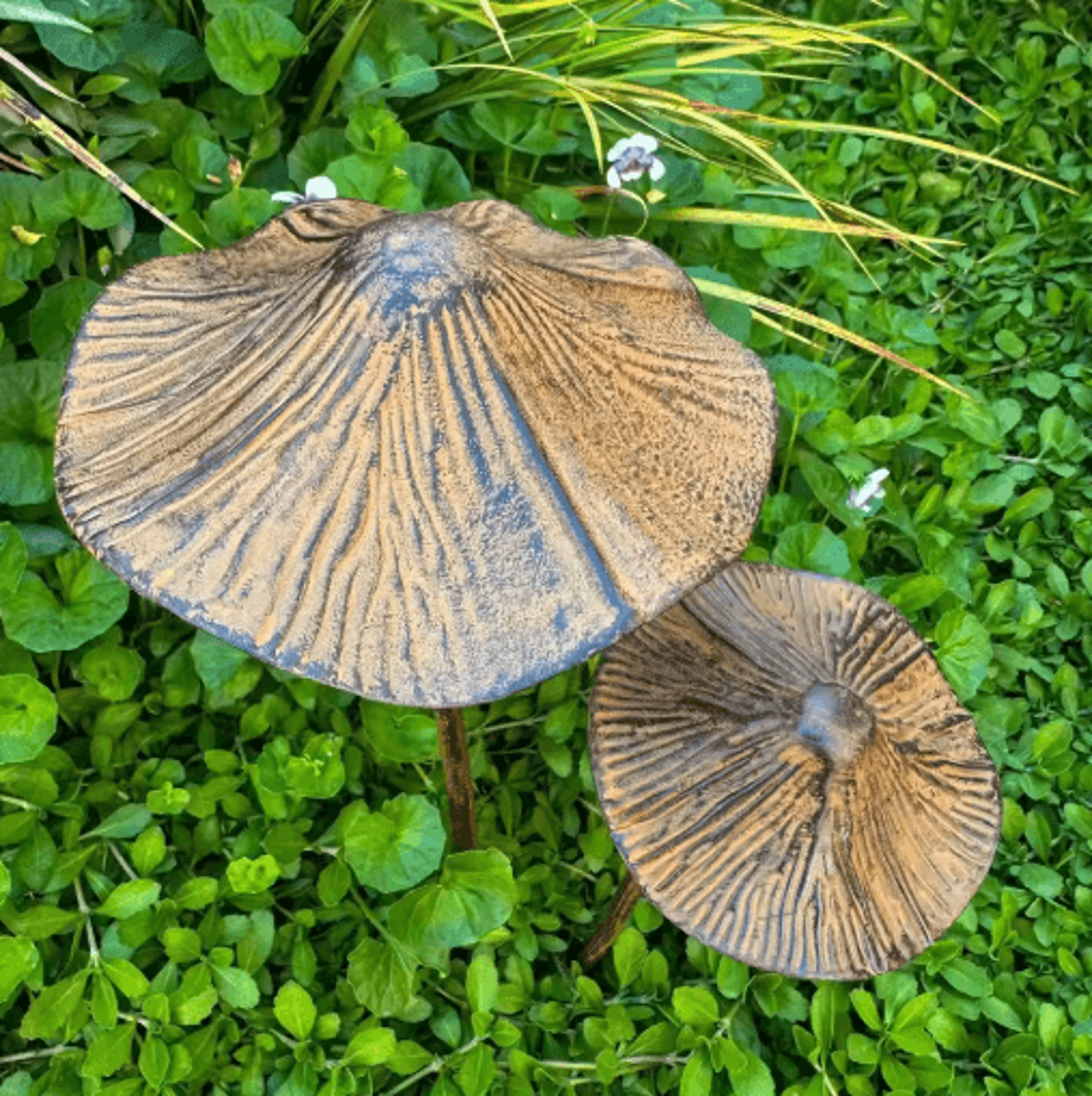 Retro Rusty Metal Mushroom Garden Decor 3Piece Set  Vintage Outdoor Mushroom Statues 3