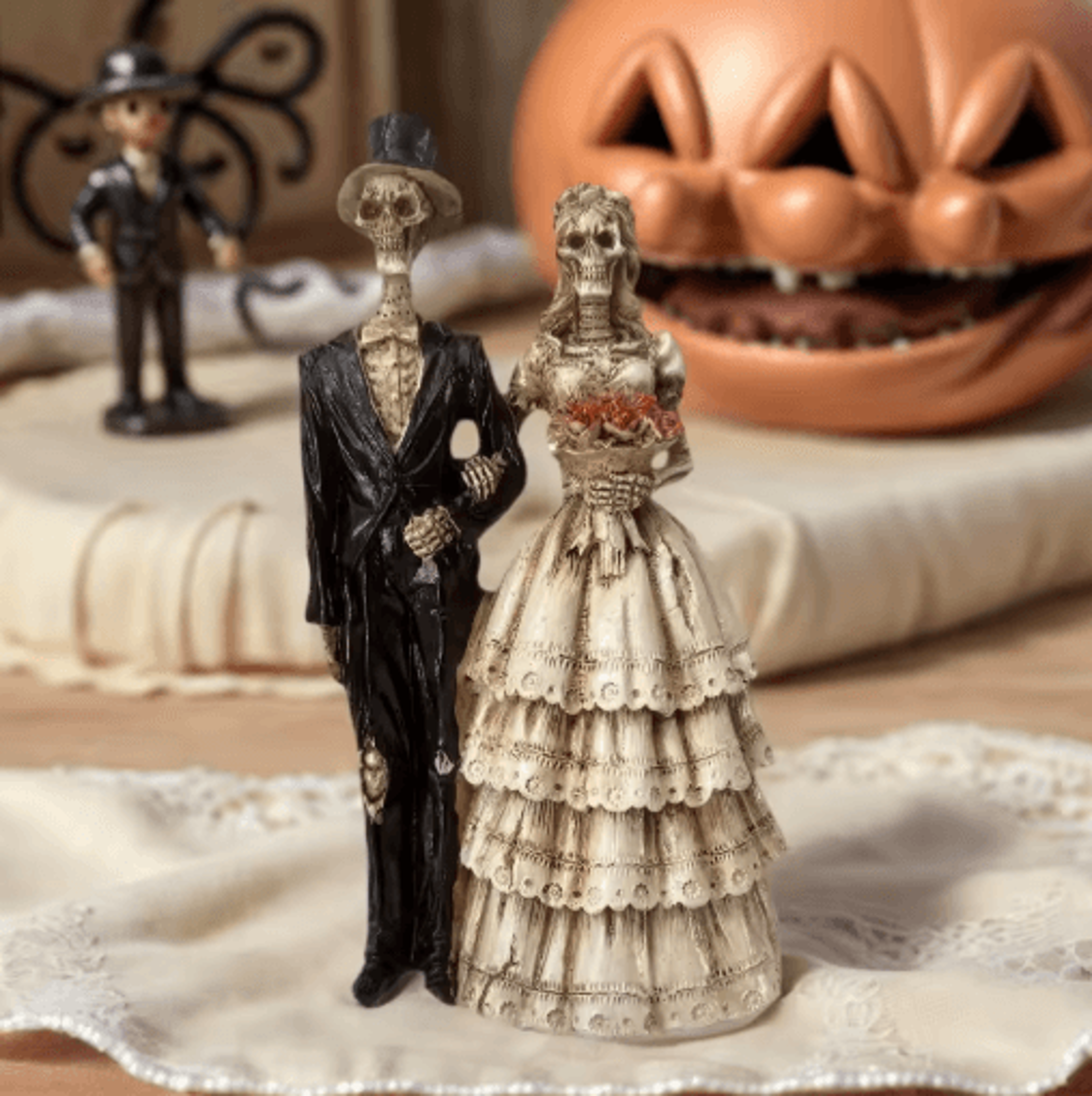 Halloween Skeleton Couple Statue In Vintage Wedding Dress Style 0