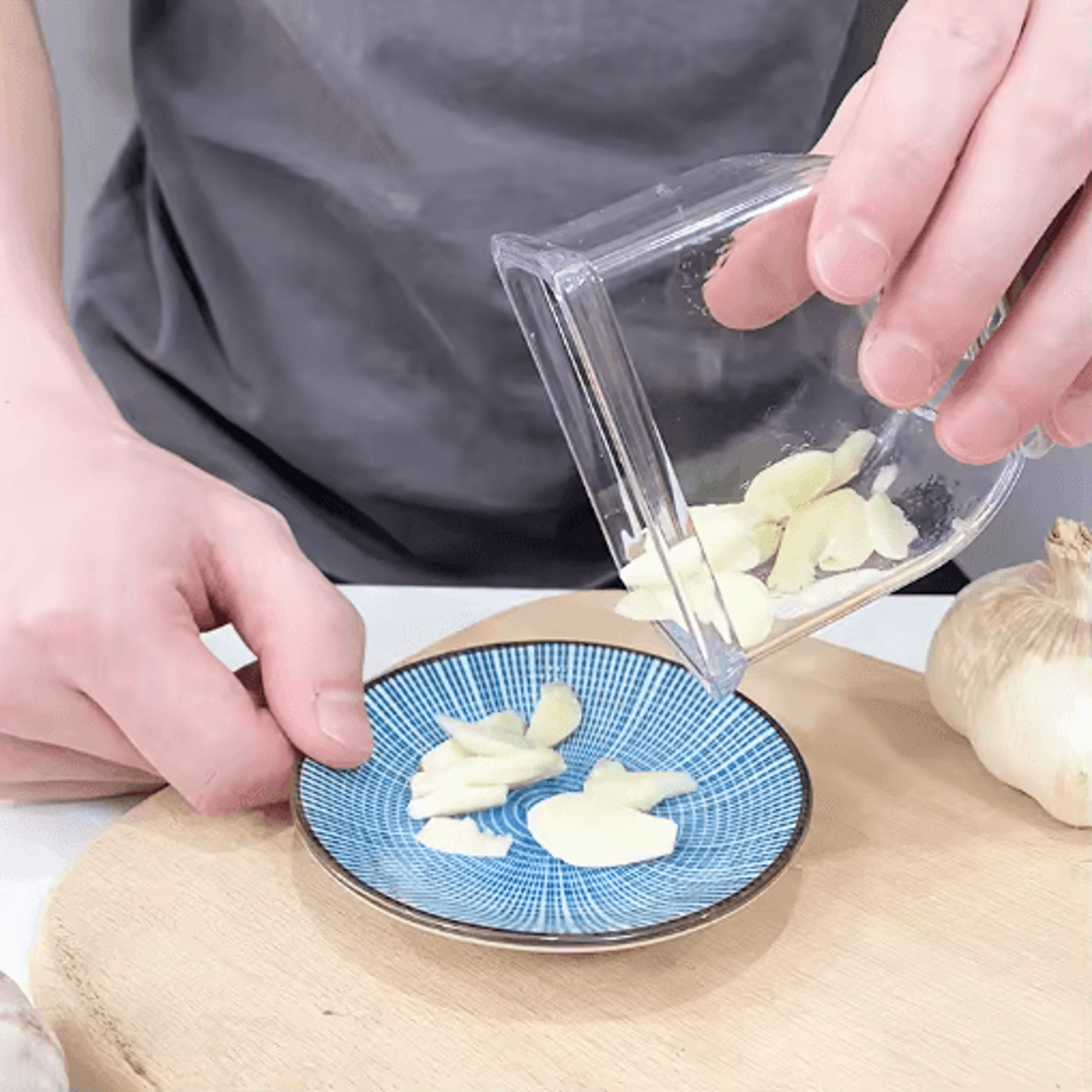 Manual Garlic Press Crusher  Peeler Easy Clean Garlic Grinder Kitchen Tool 3