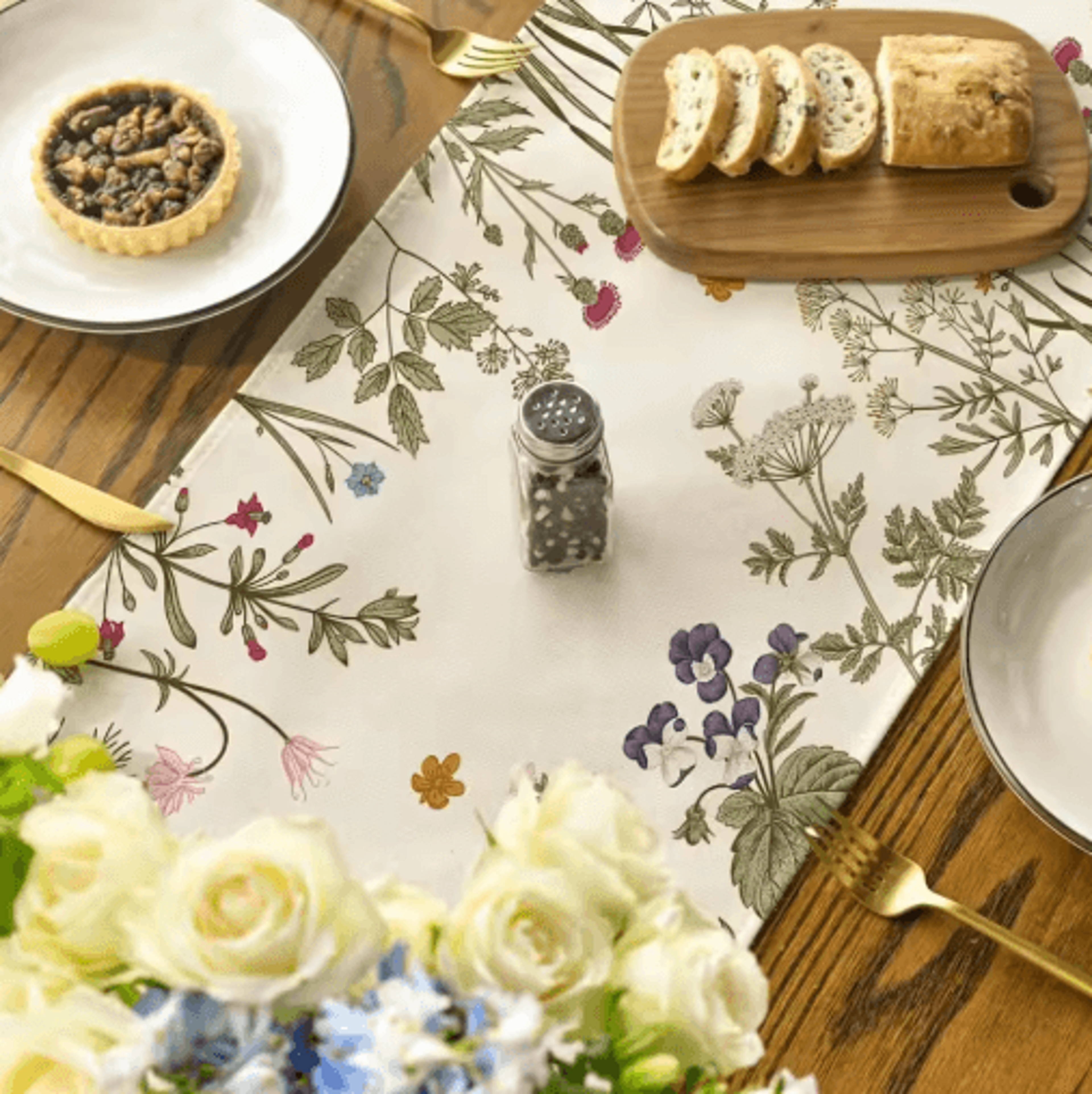 Spring Daisy Linen Table Runner  Fresh Floral Farmhouse  Wedding Table Decor 3