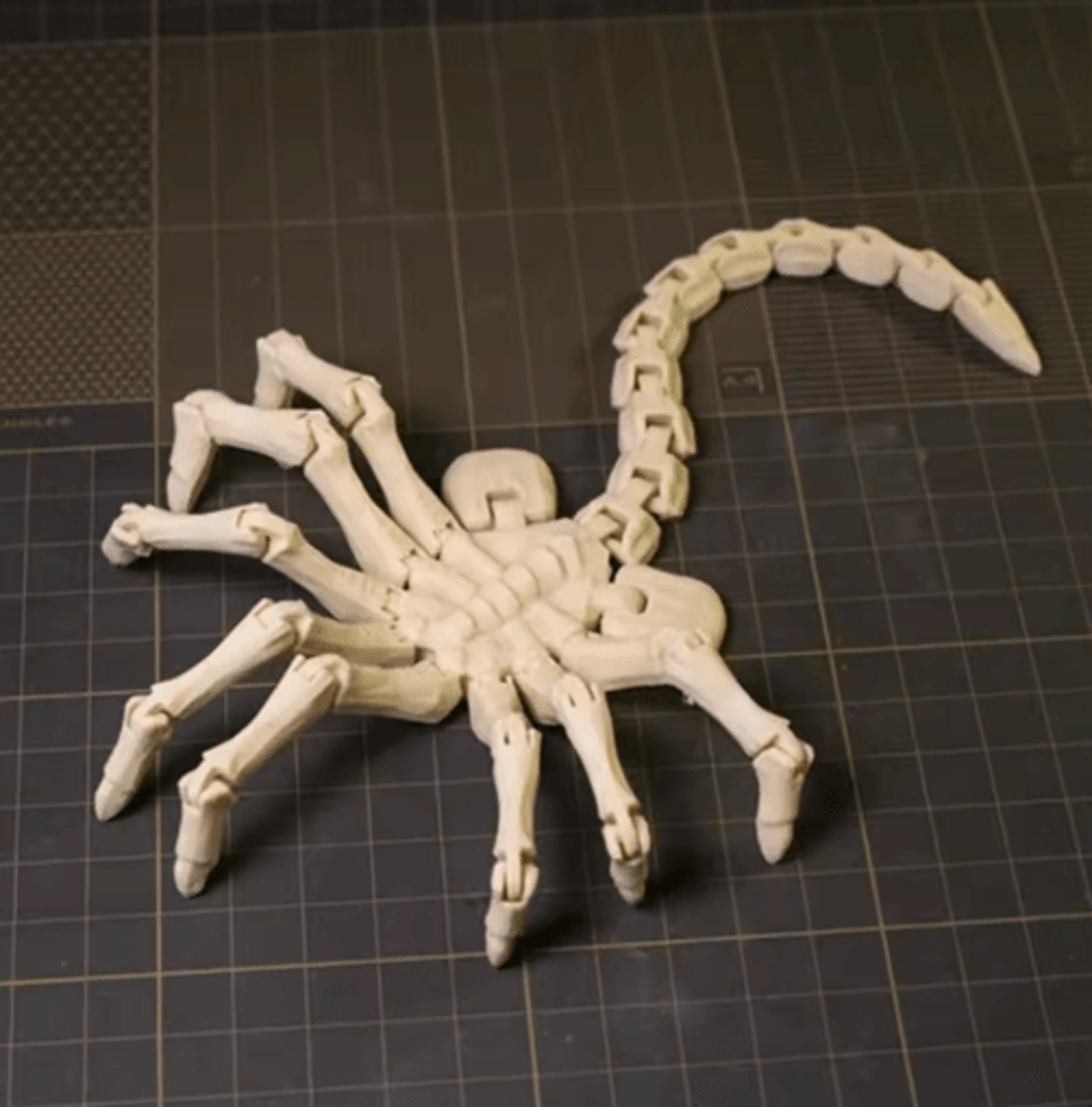 Articulated Alien Facehugger Desktop Figurine 0