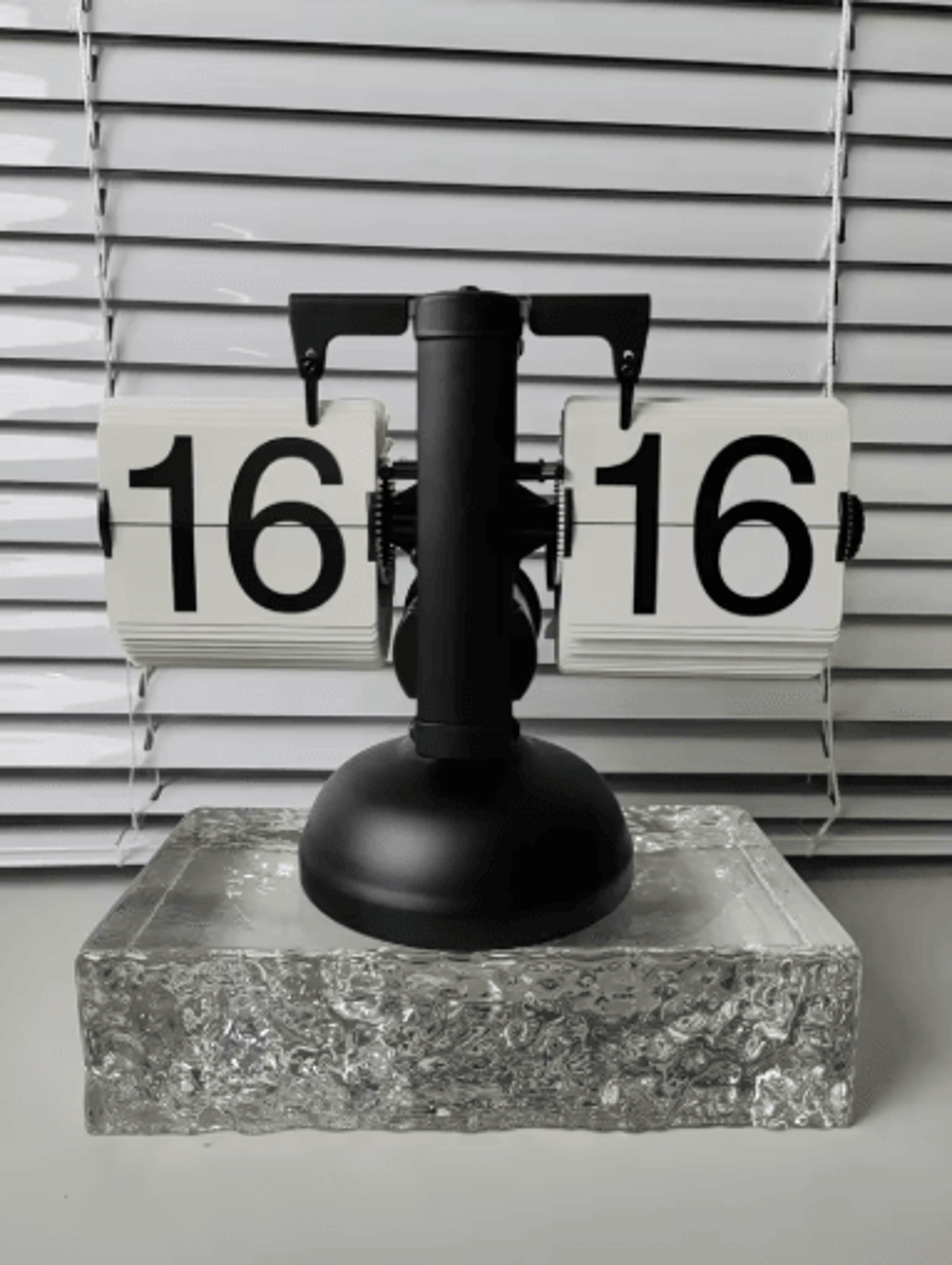 Vintage Flip Clock  Retro BatteryPowered Flip Down Desk Clock 14