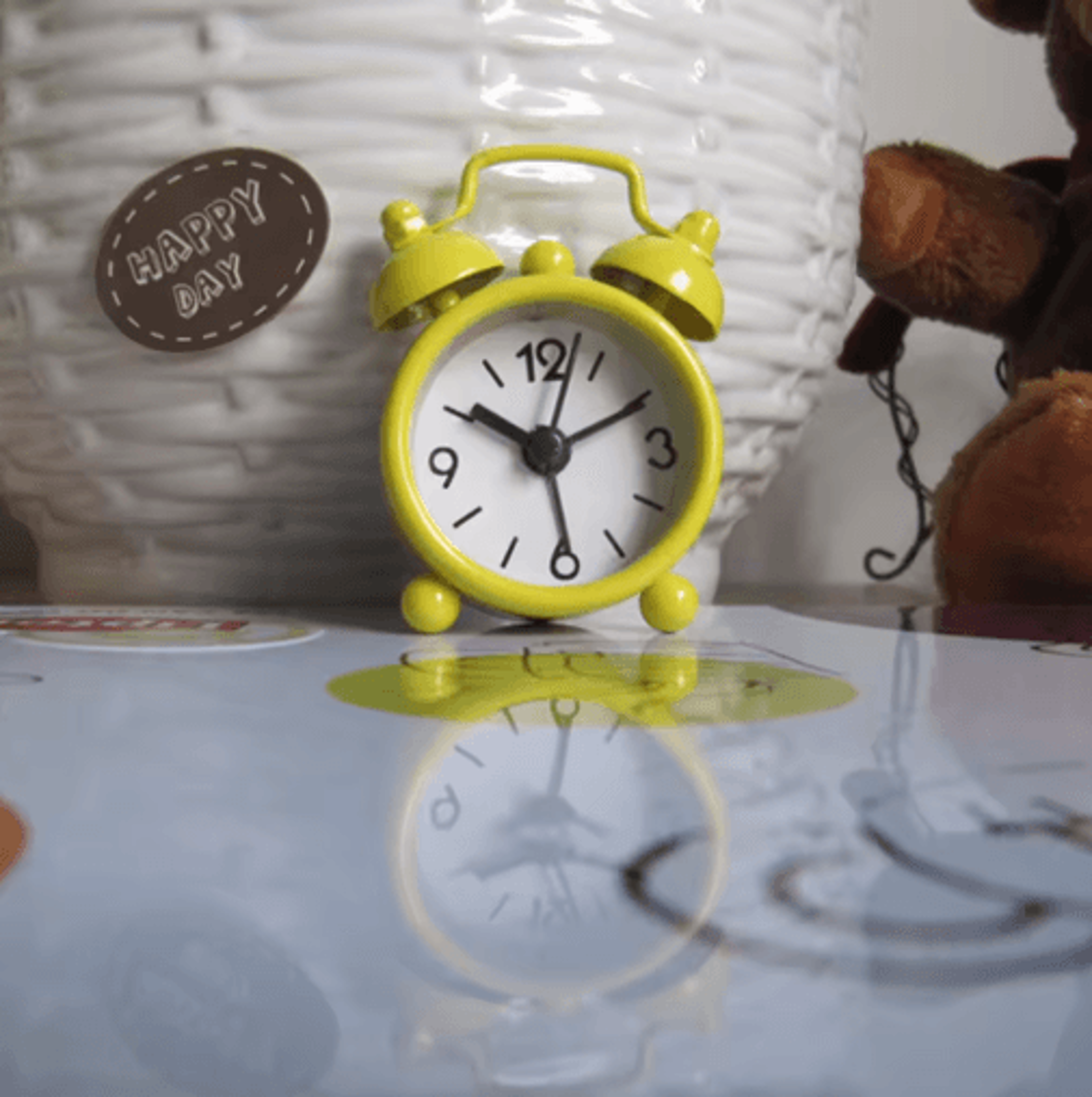 Cute Mini Metal Alarm Clock Compact Electronic Desk Clock For Kids Rooms 2
