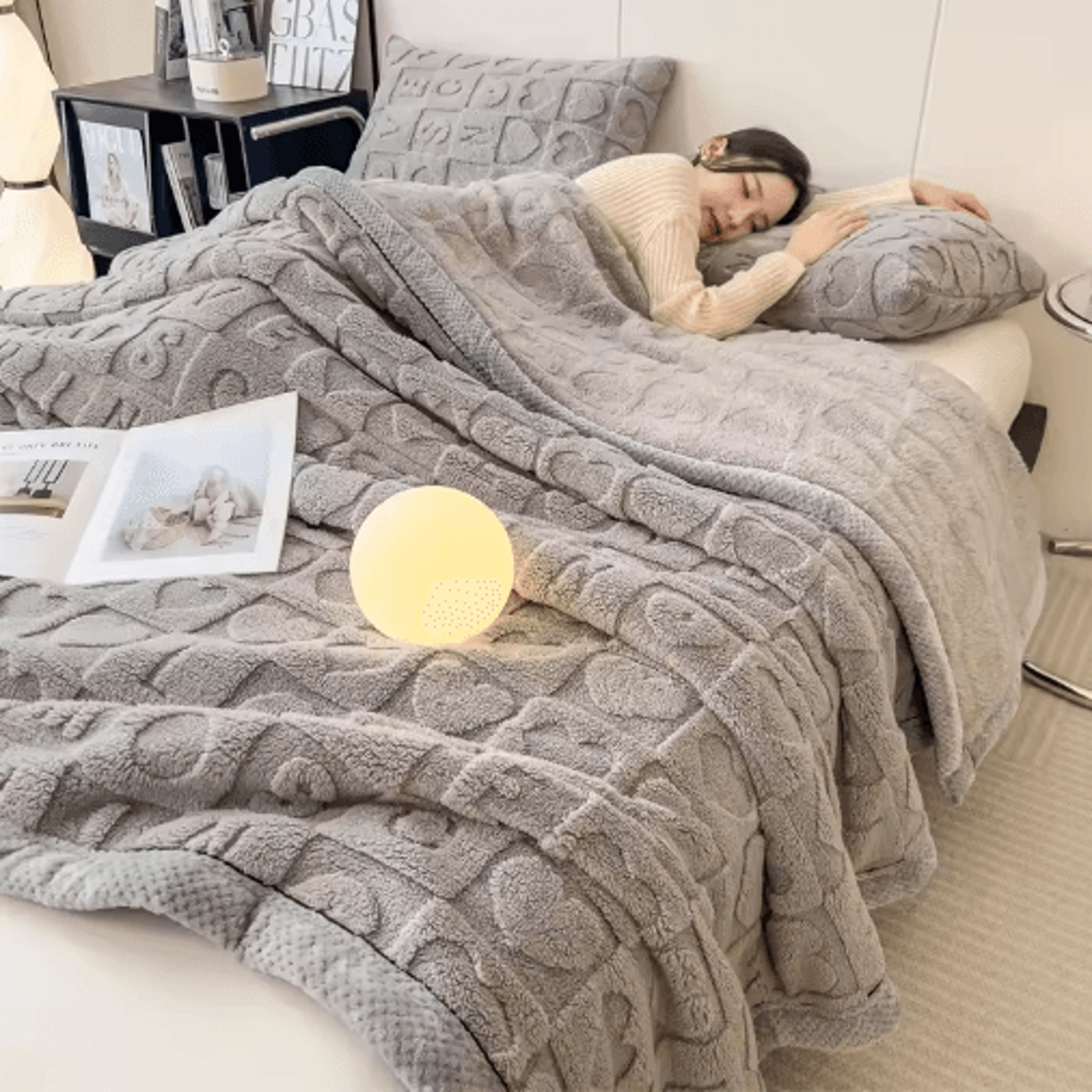 Heart Pattern Coral Fleece Blanket  Thick Plush Cozy Sofa  Bed Throw 2