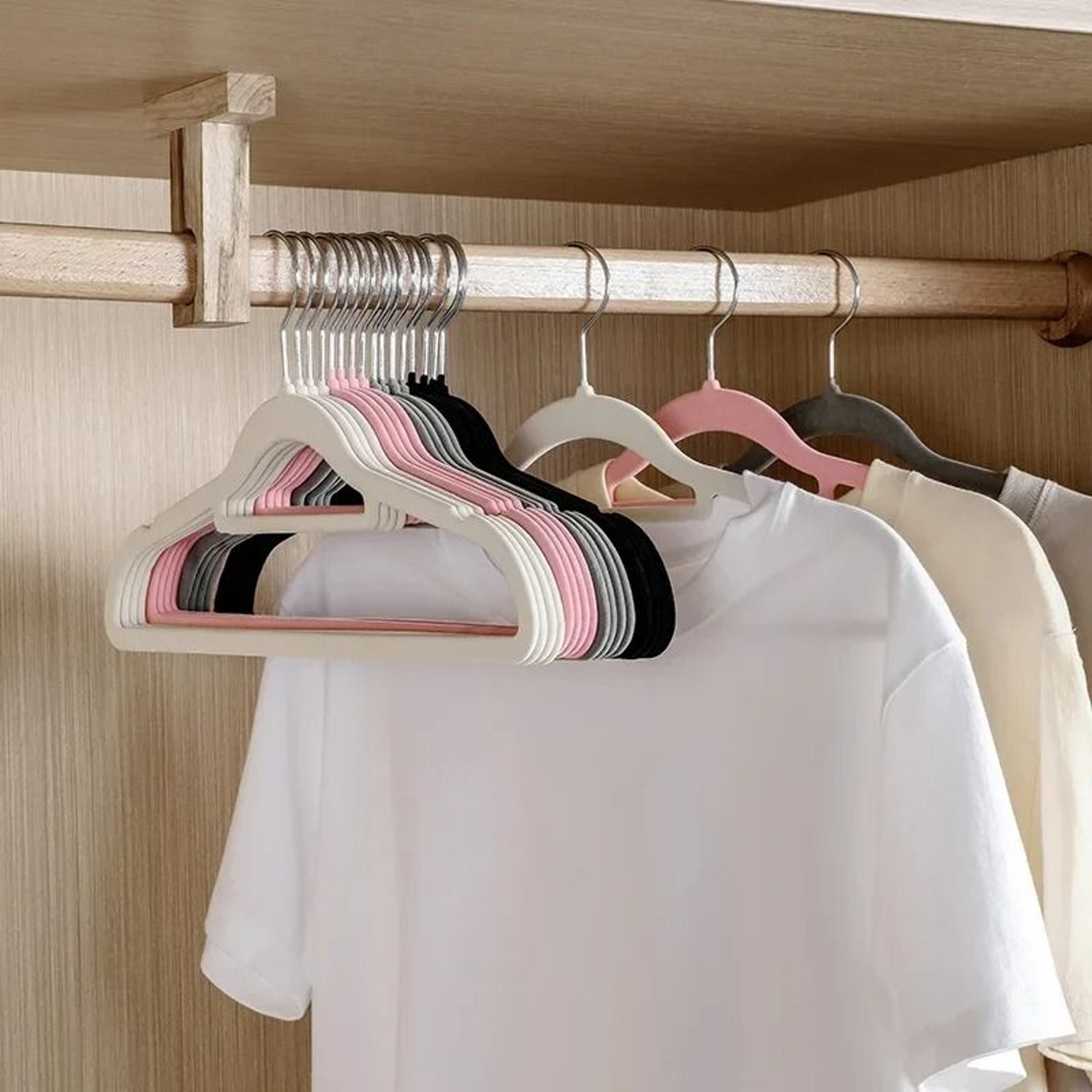 Non Slip Velvet Clothes Hangers Set For Wardrobe Organization 10 Or 20 Pack 7