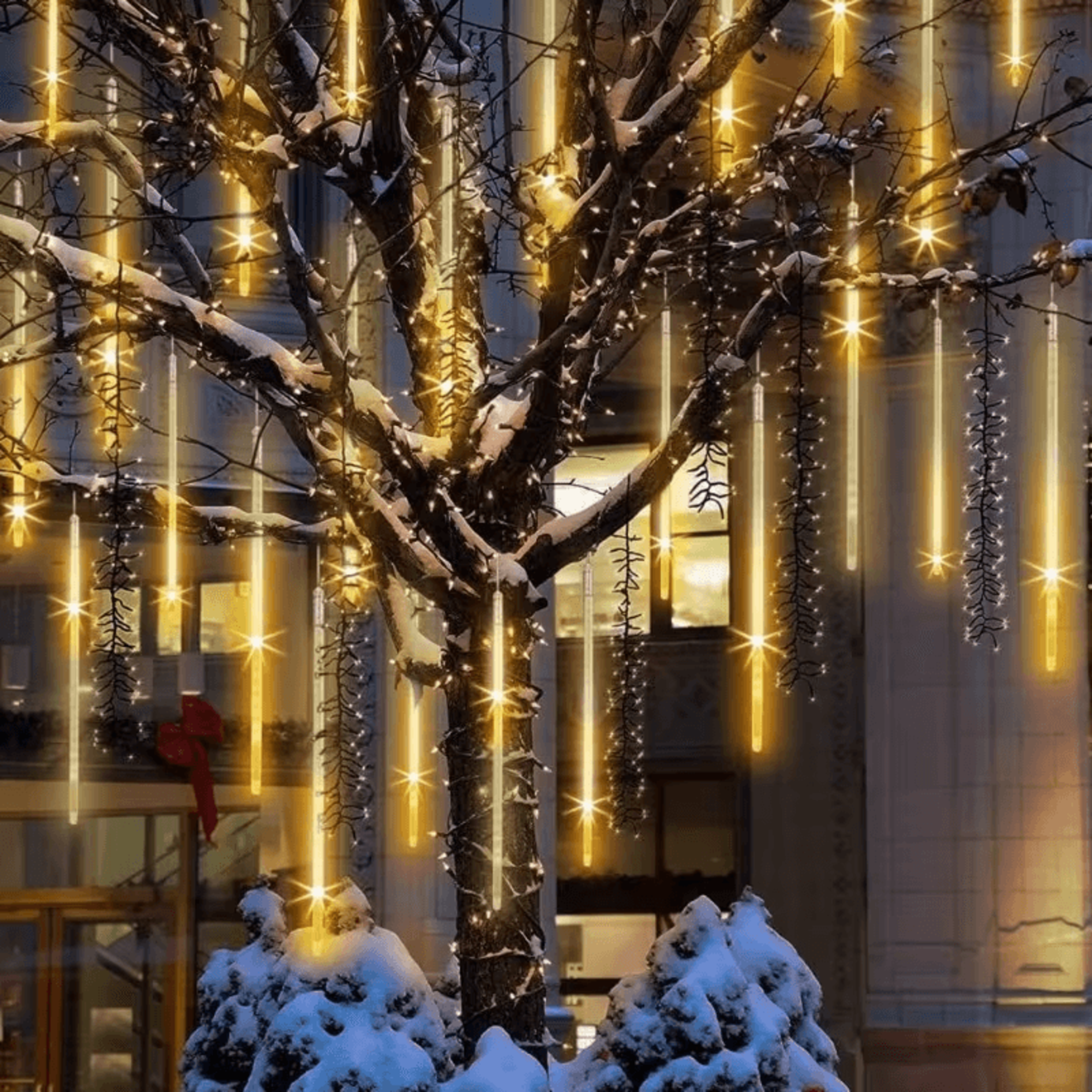 Holiday lighting display with motion effect