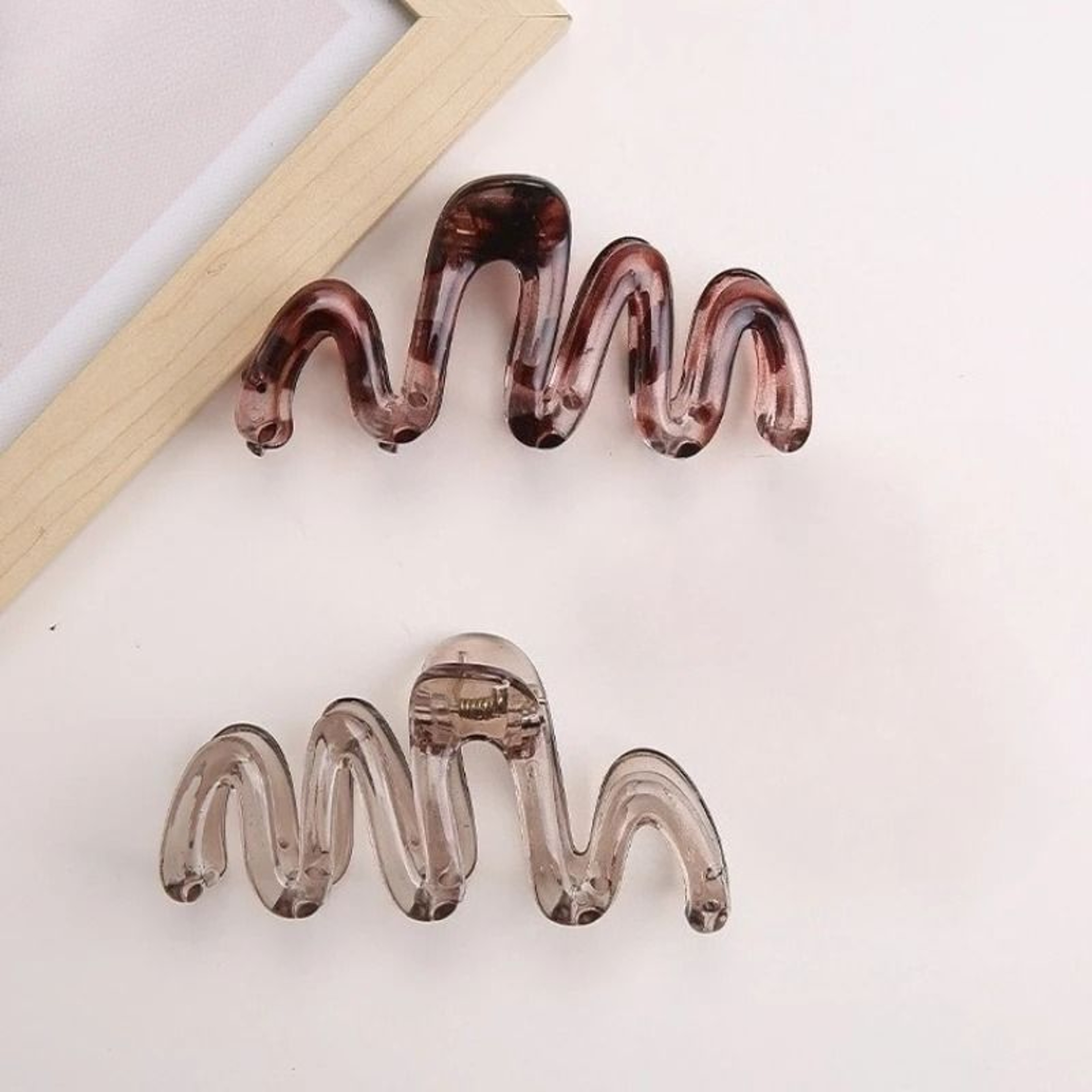 Y2K Wavy Amber Brown Large Claw Hair Clip Lightweight Glossy Design 4