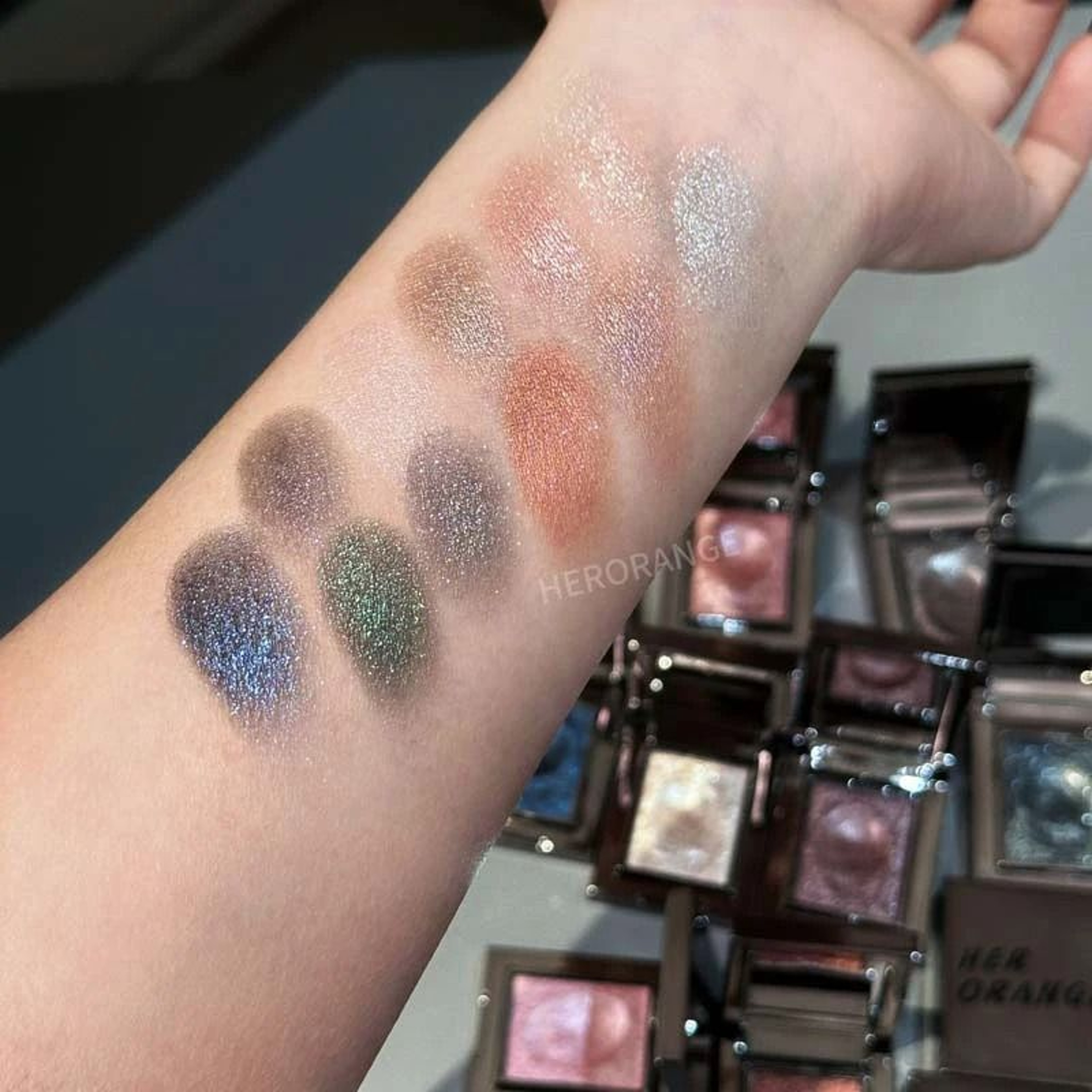 Chameleon Dark Green Eyeshadow Palette Sparkling Pearlescent Finish 12