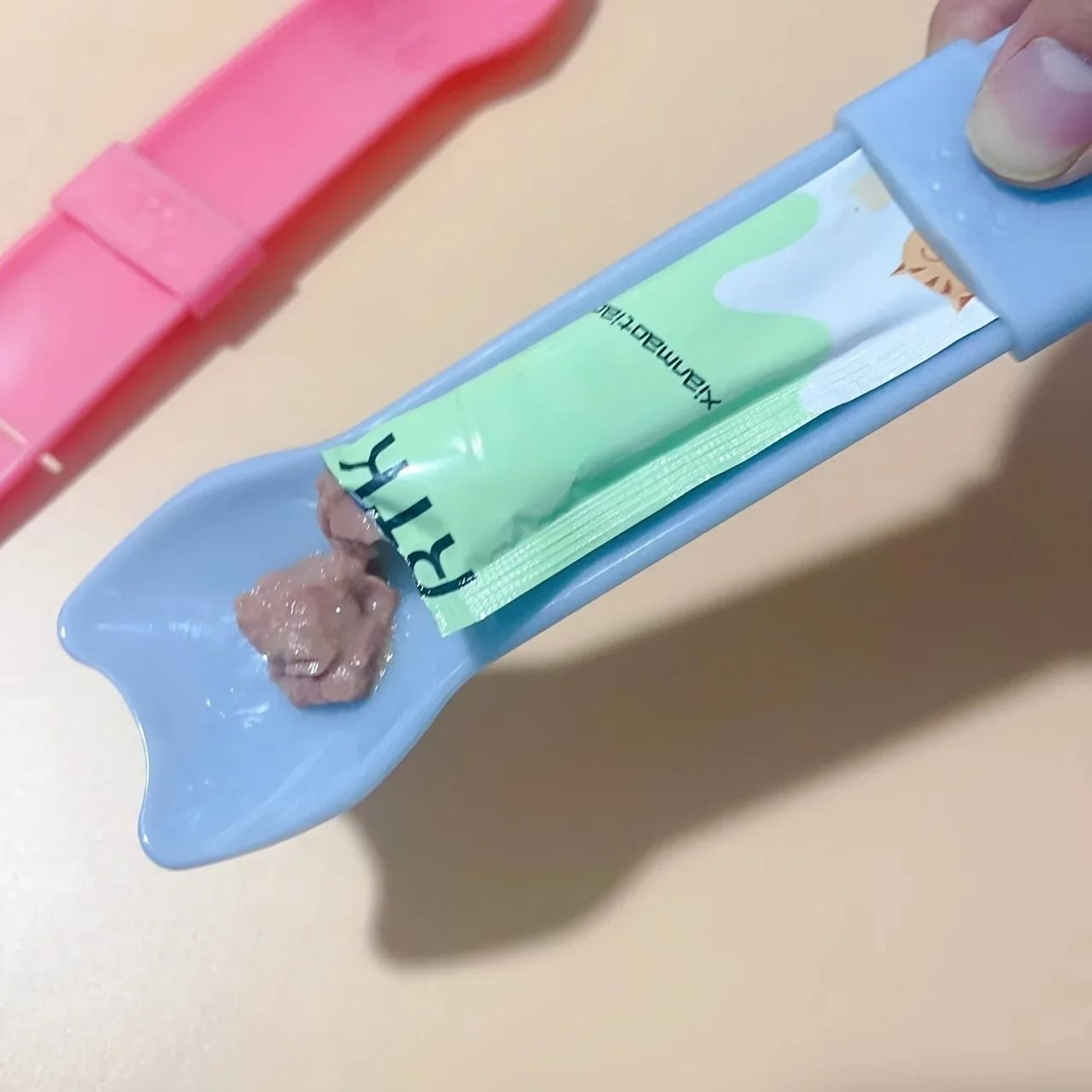 CleanPaws Lickable Cat Treat Squeeze Spoon For Mess Free Feeding 7