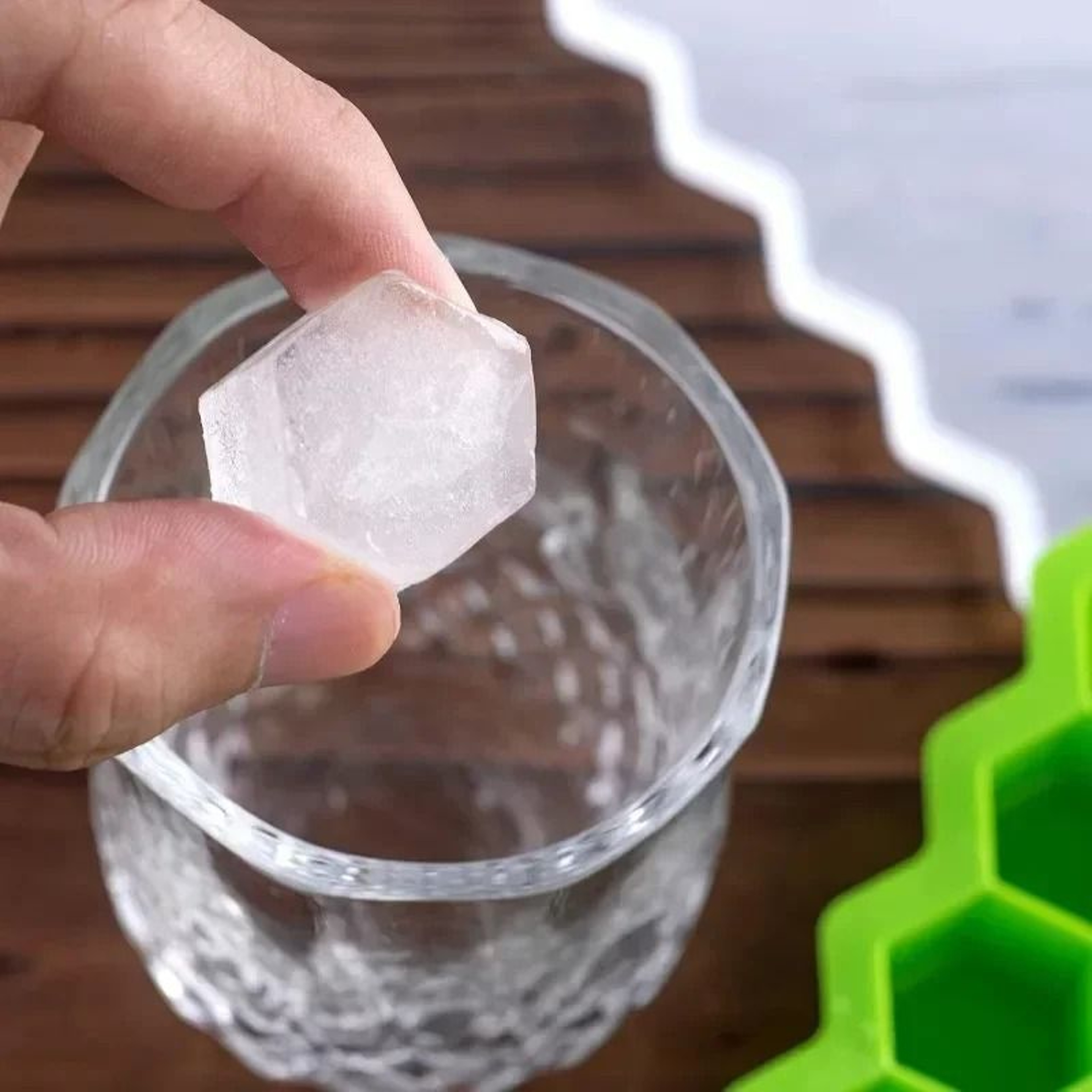 Easy Release Silicone Honeycomb Ice Cube Tray With Lid For Cold Drinks 14