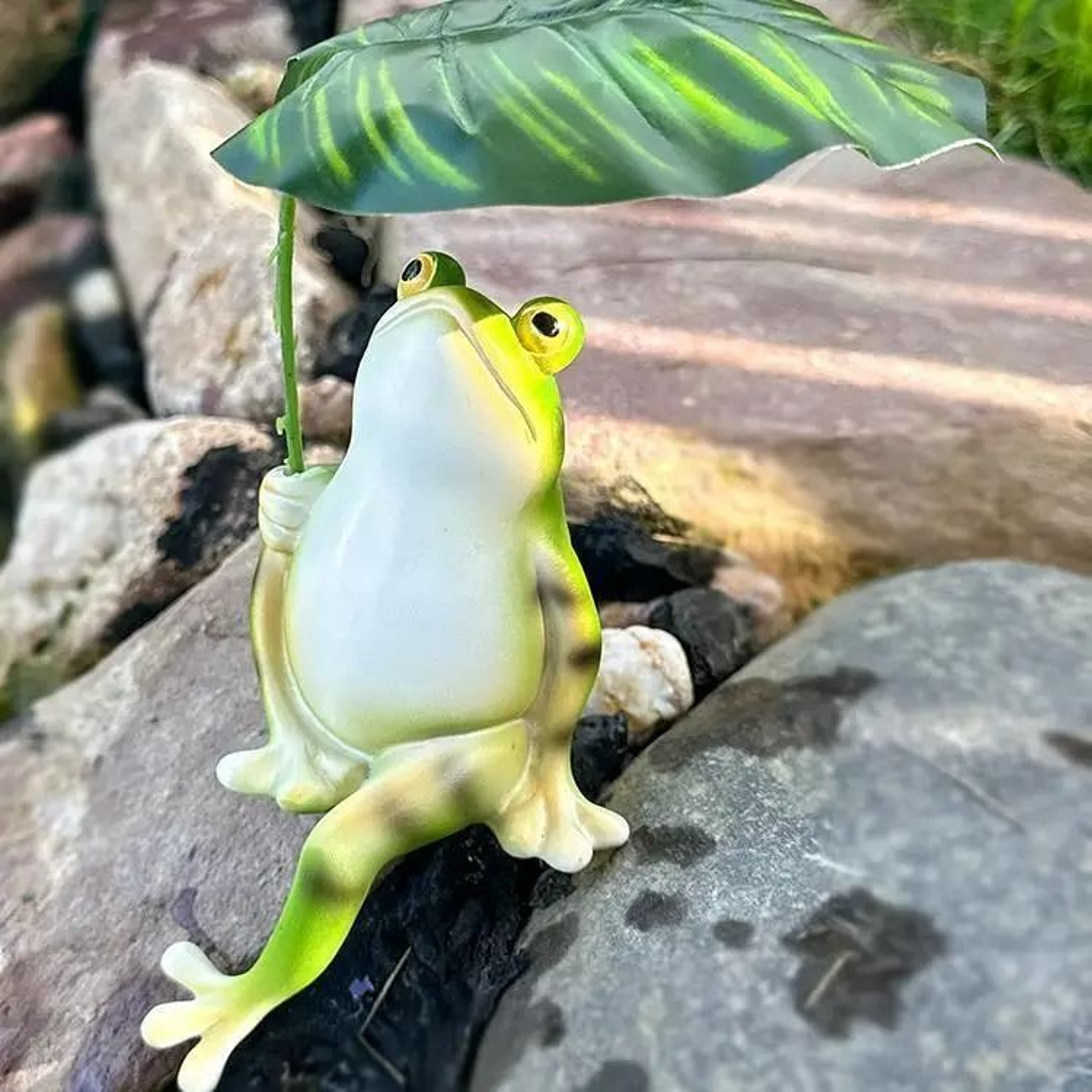 Cute Leaf Umbrella Frog Garden Statue For Yard Aquarium And Home Decor 4